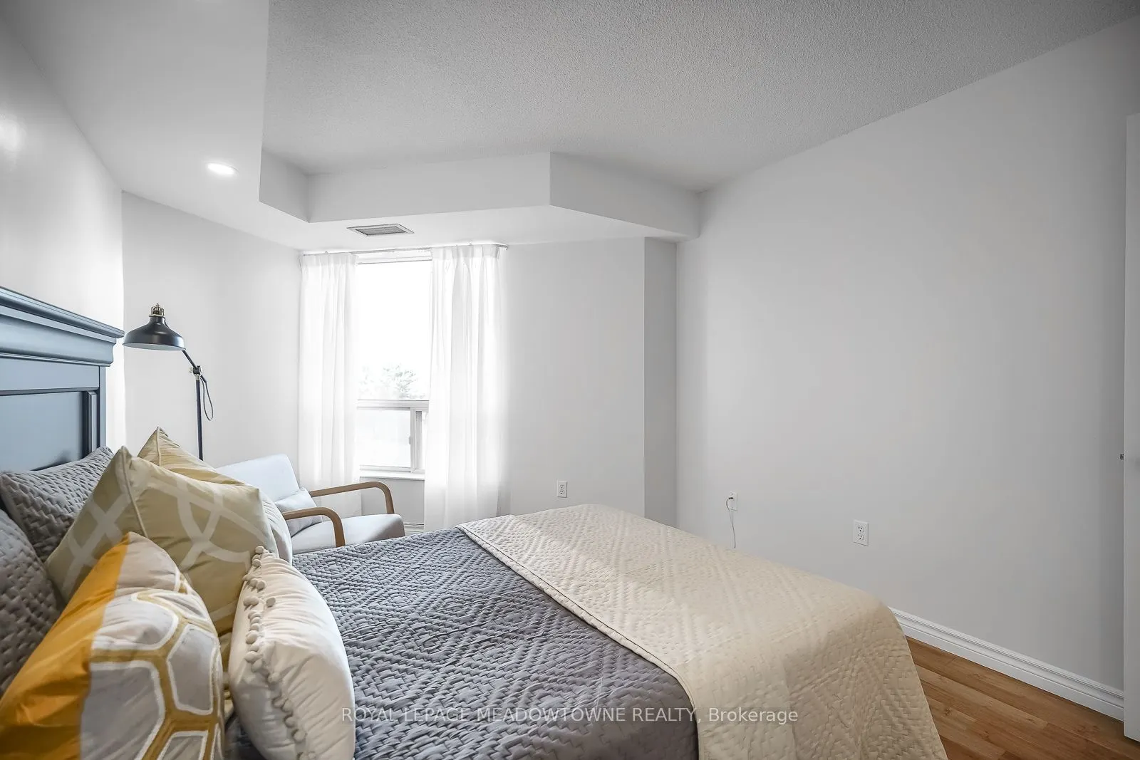 18 Pemberton Avenue S, #401