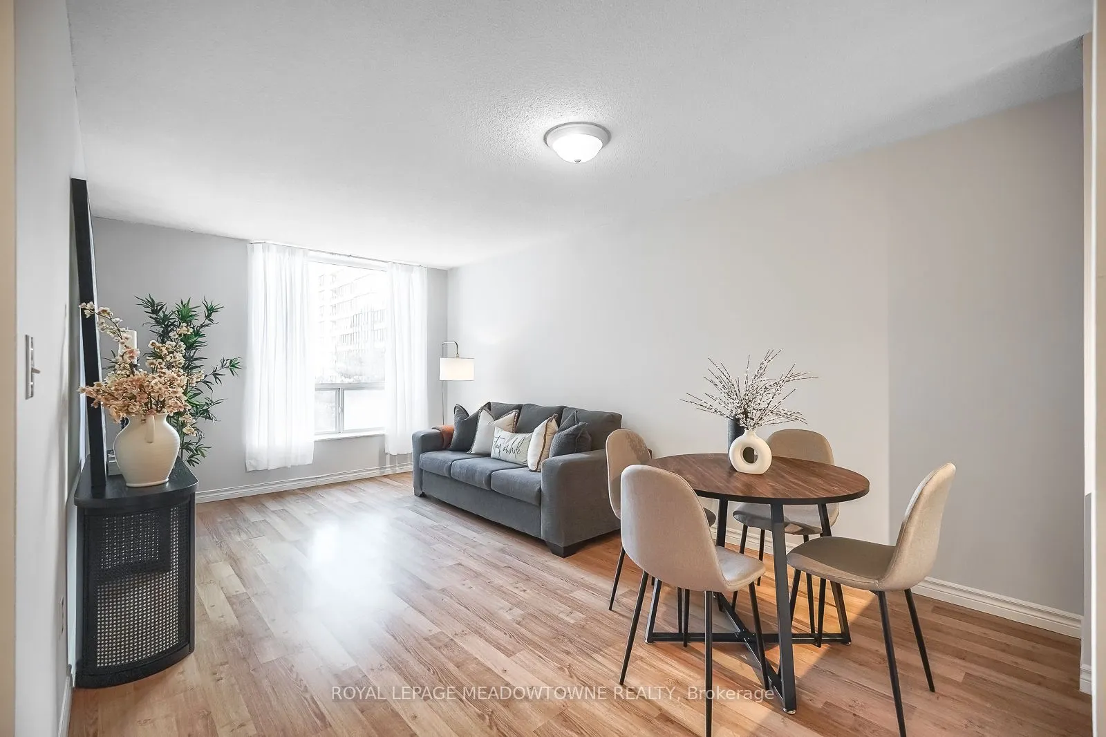 18 Pemberton Avenue S, #401