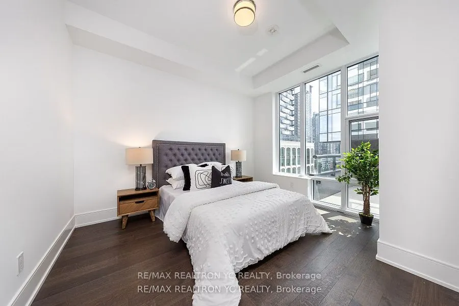 455 Wellington Street W #706