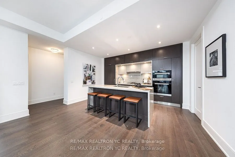 455 Wellington Street W #706