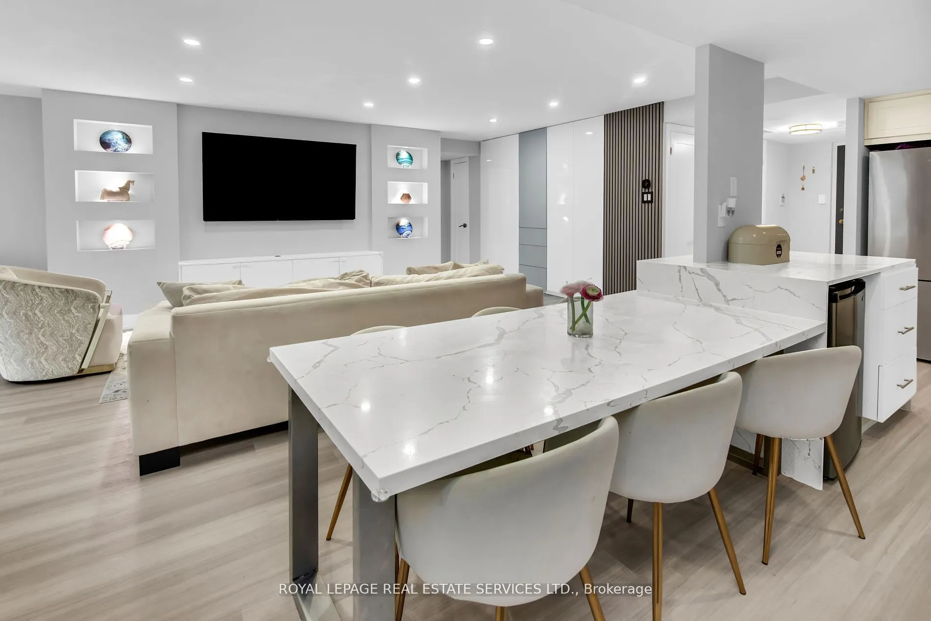 30 Wellington Street E, #2006