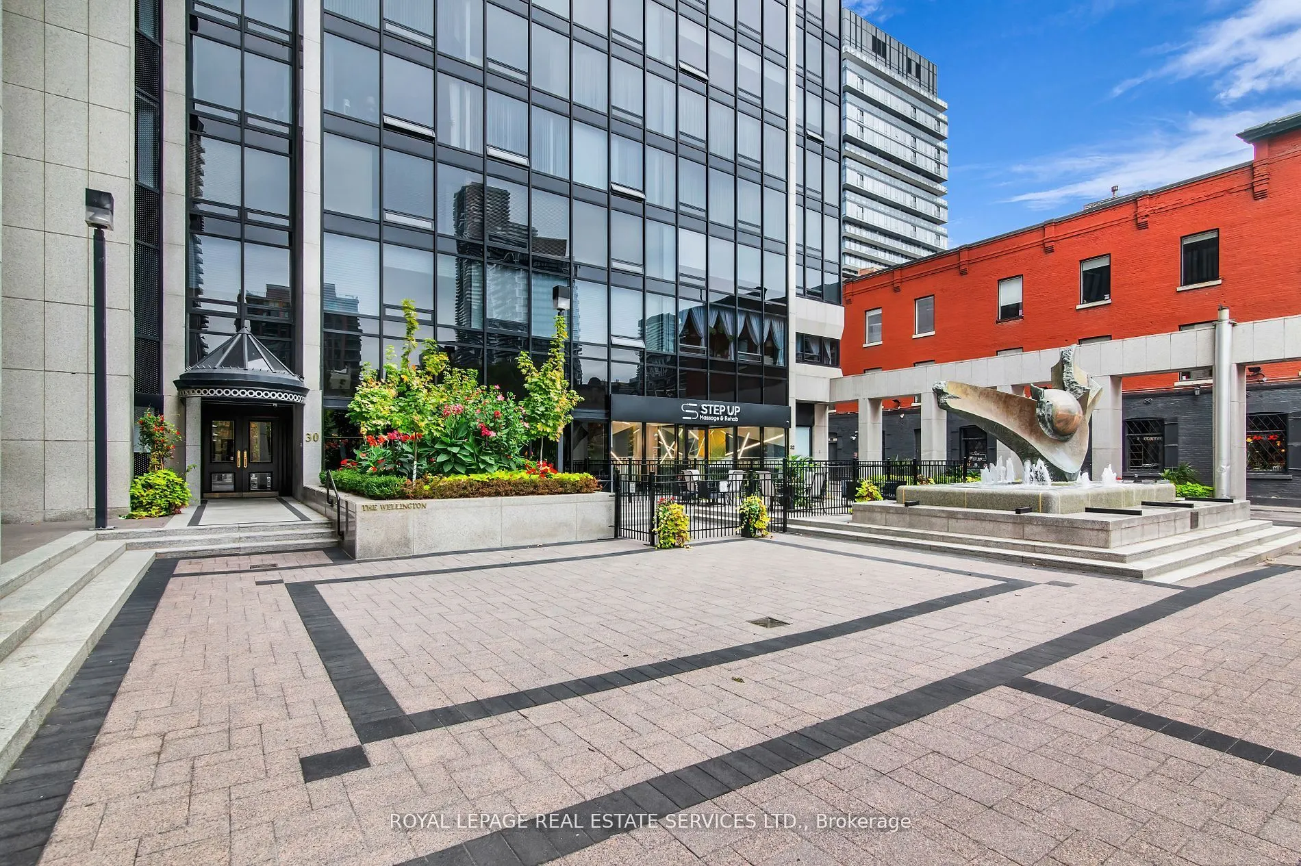 30 Wellington Street E, #2006