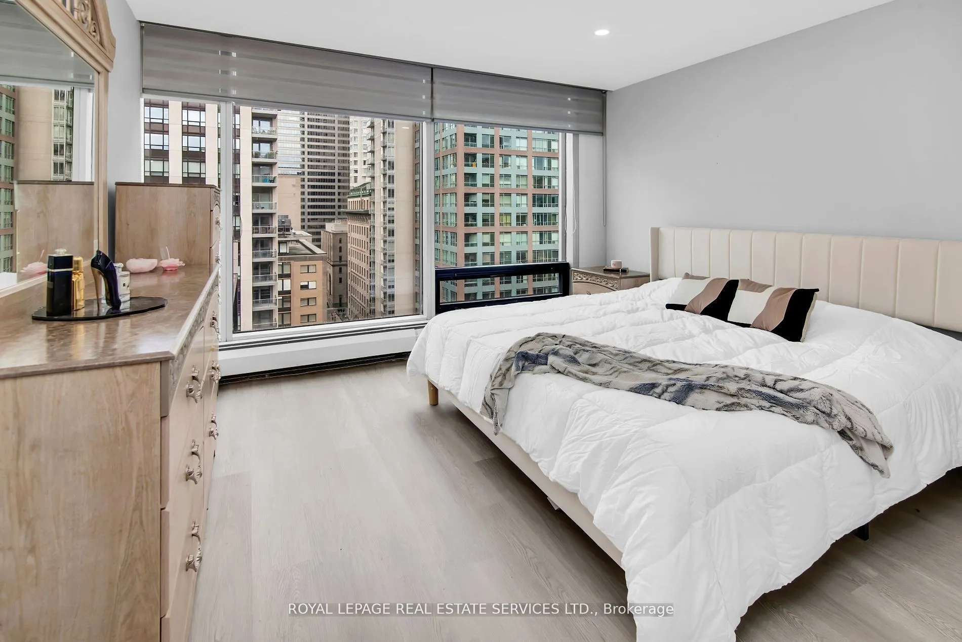 30 Wellington Street E, #2006