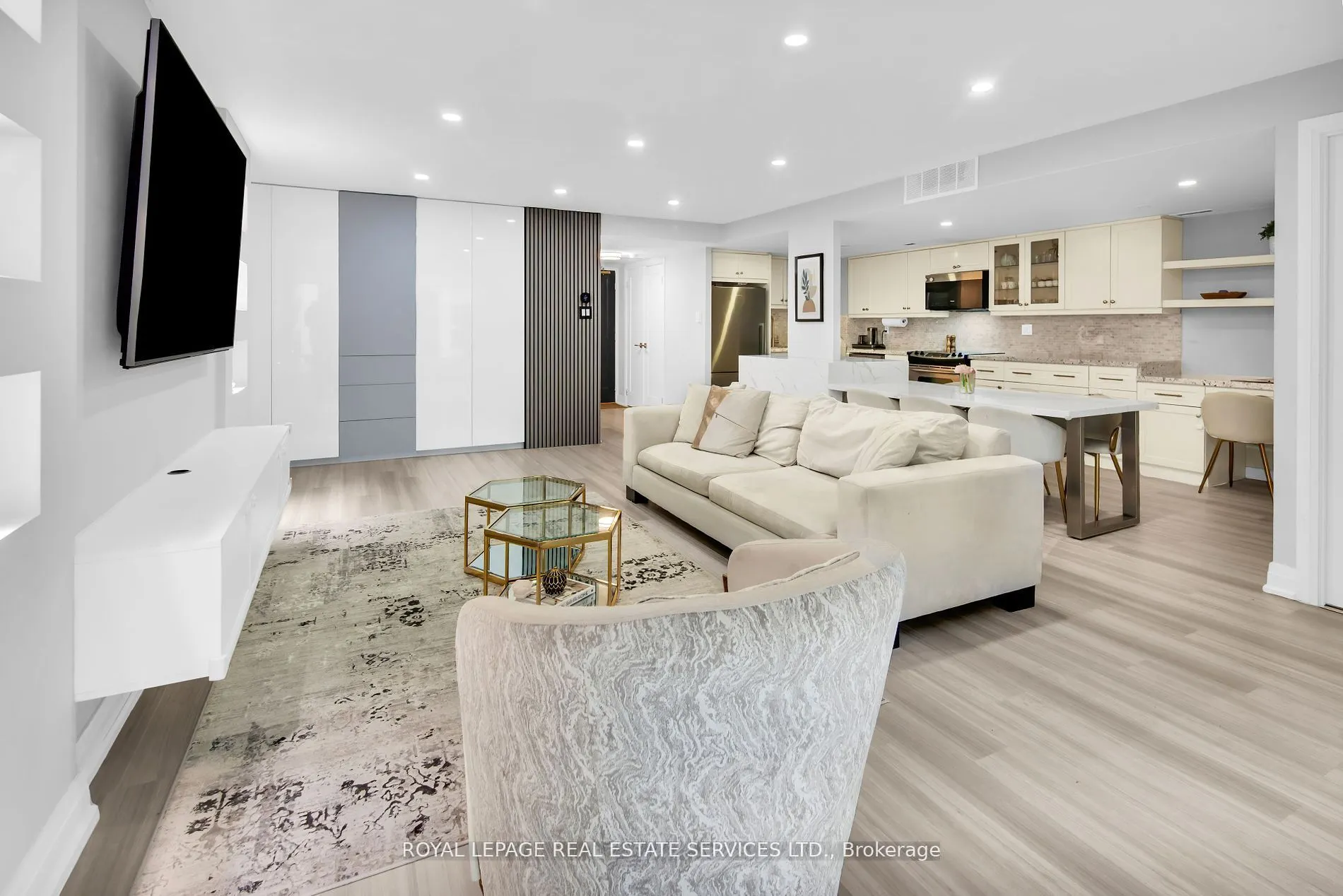 30 Wellington Street E, #2006