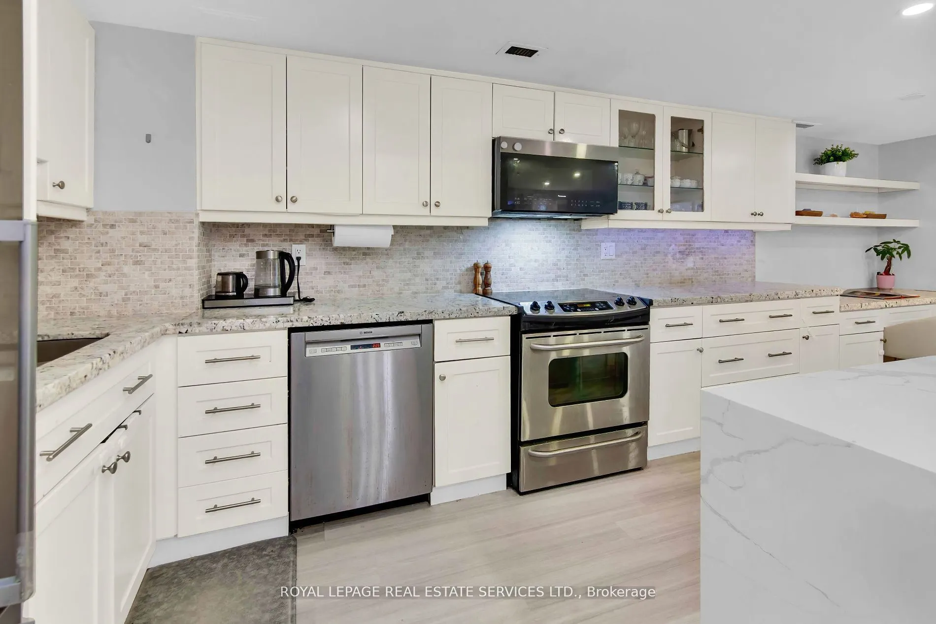30 Wellington Street E, #2006