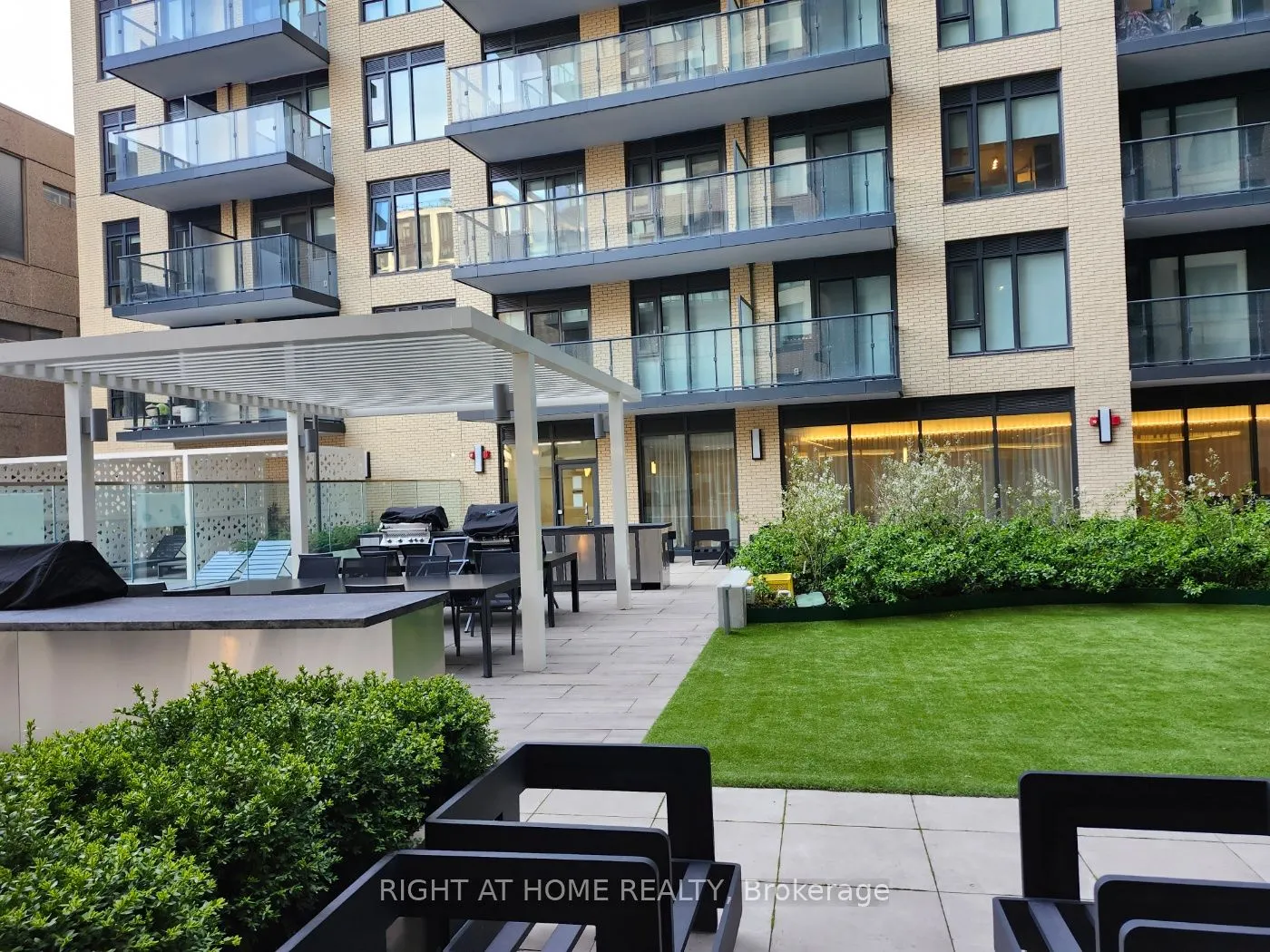 543 RIchmond Street W #221