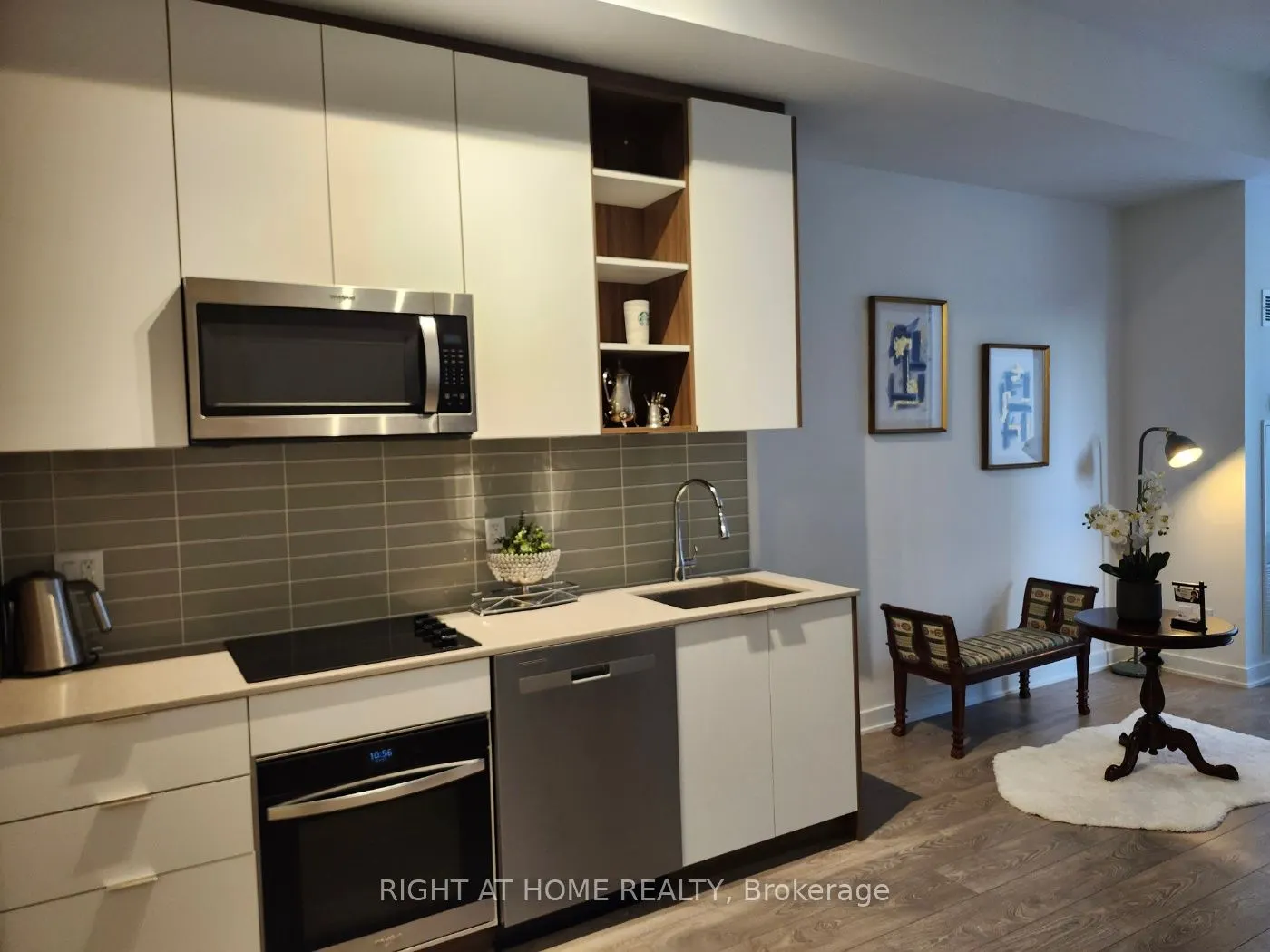 543 RIchmond Street W #221