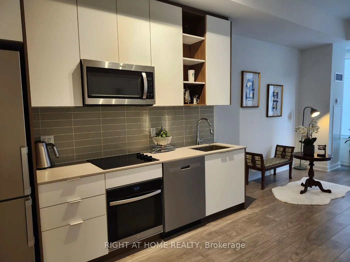 543 RIchmond Street W #221
