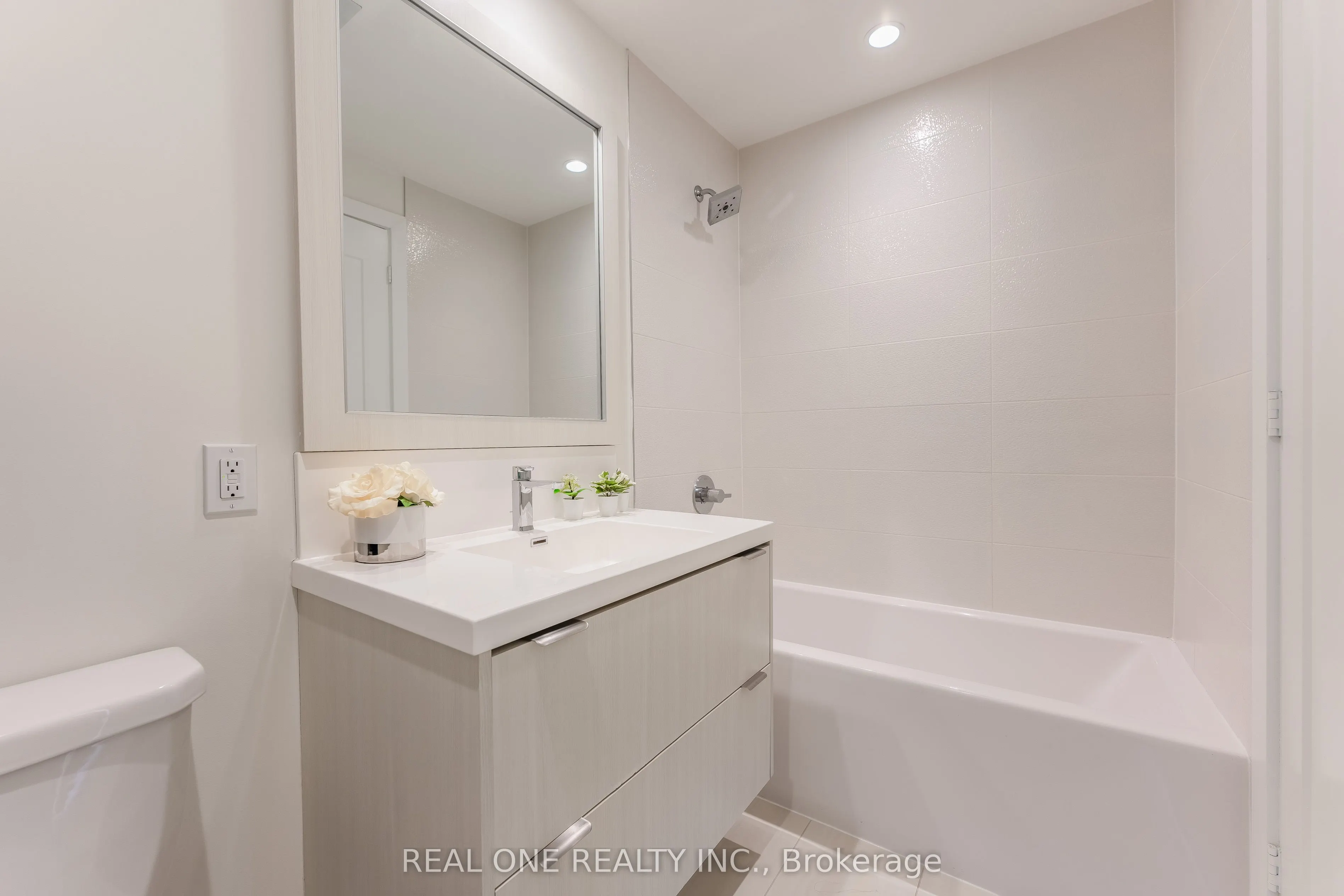 80 Vanauley Street, #303