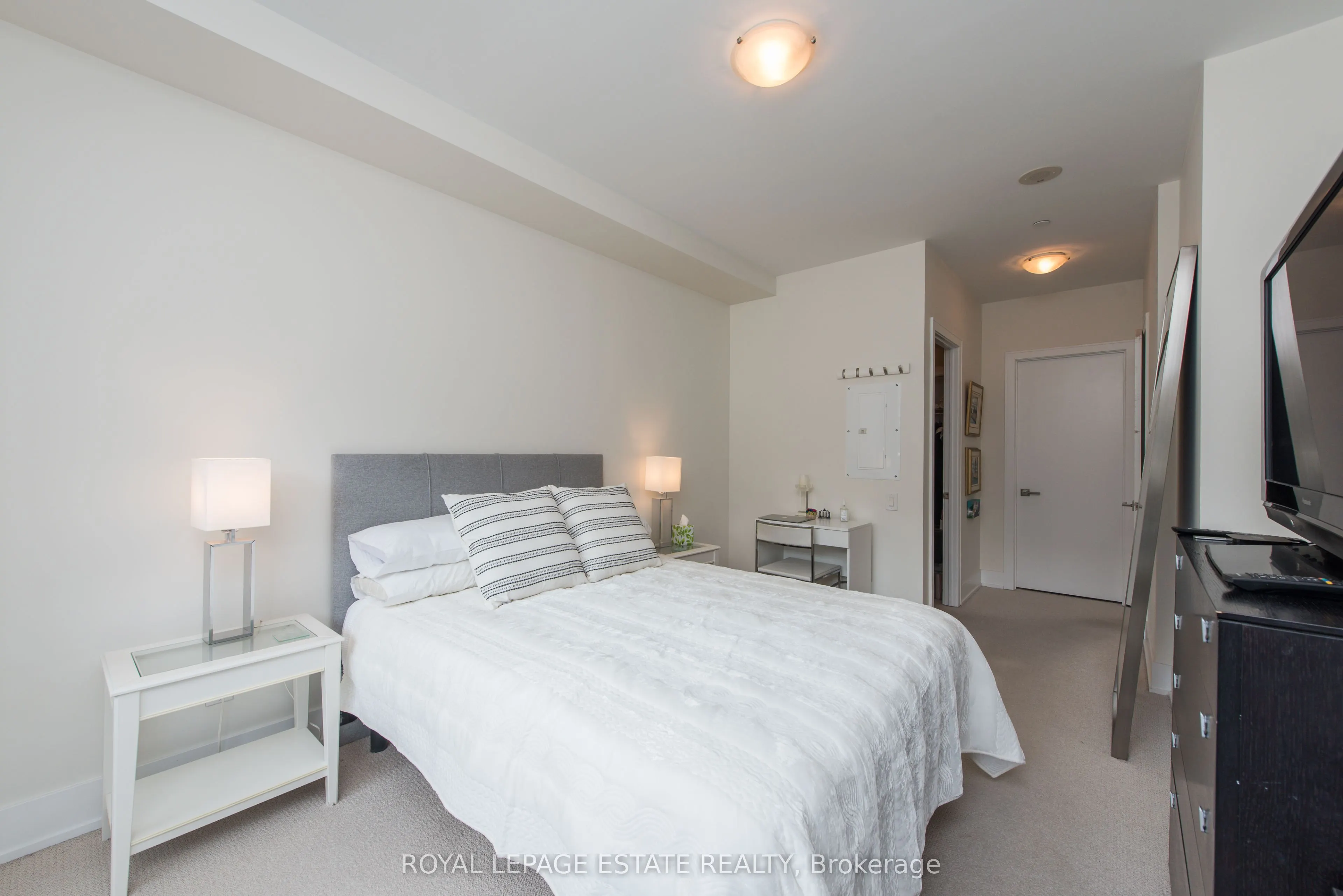 170 Avenue Road, #211