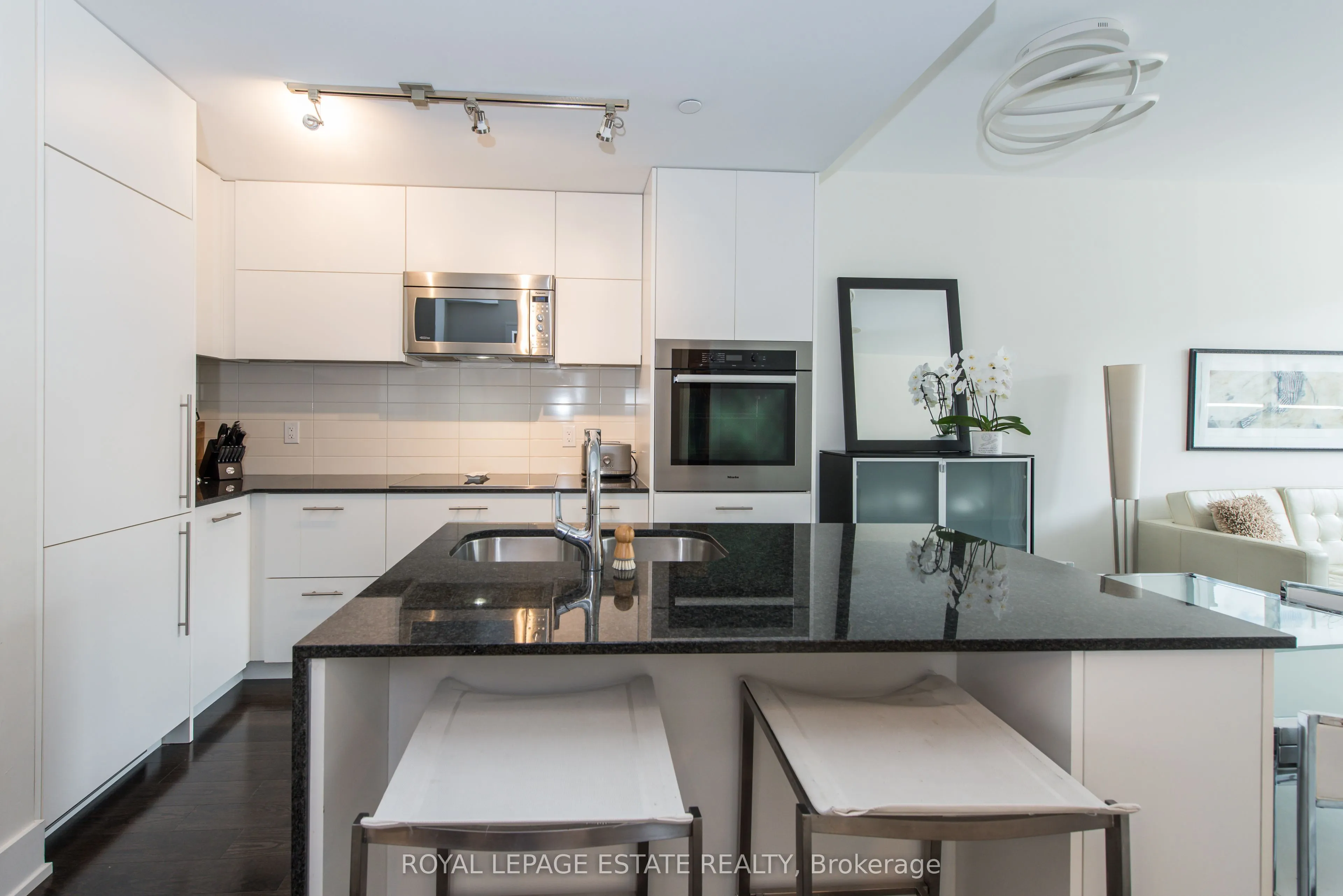 170 Avenue Road, #211