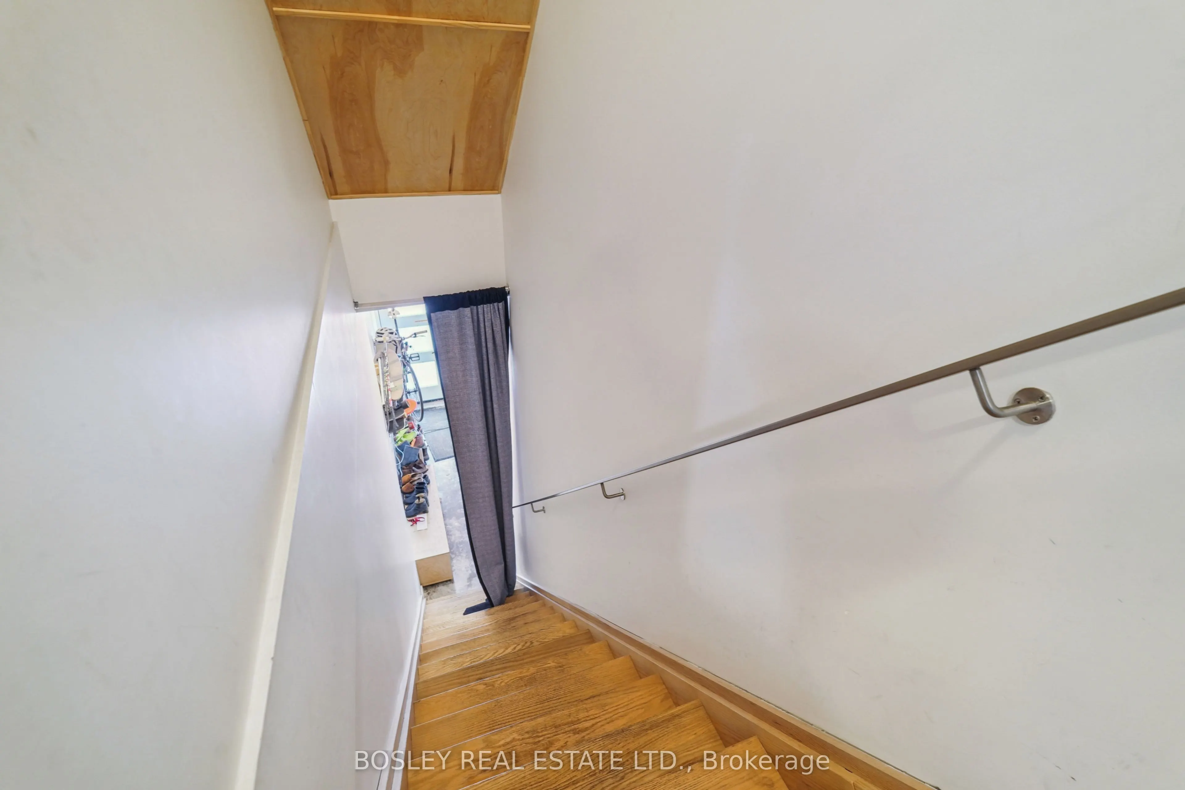 890 Queen Street W
