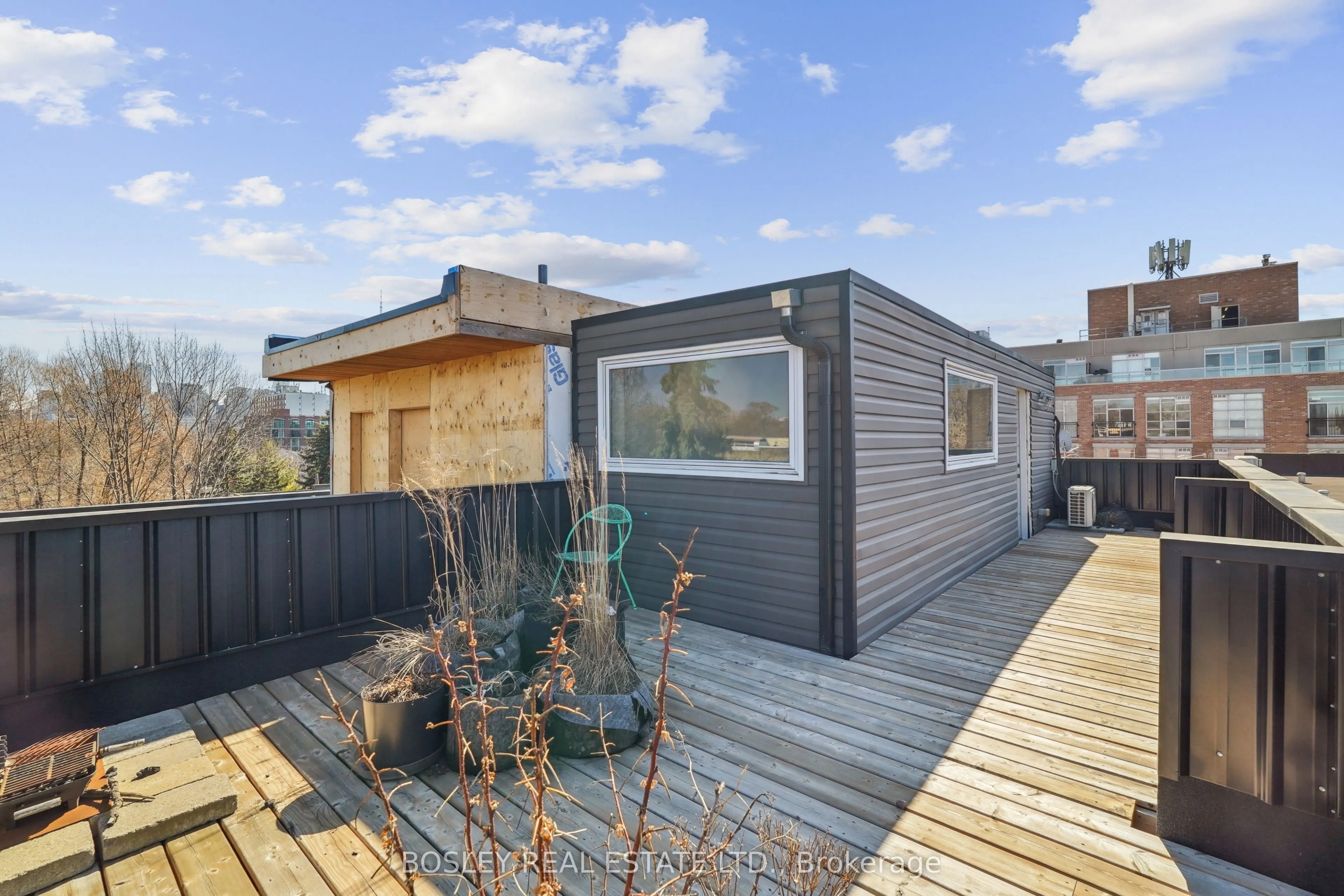 890 Queen Street W