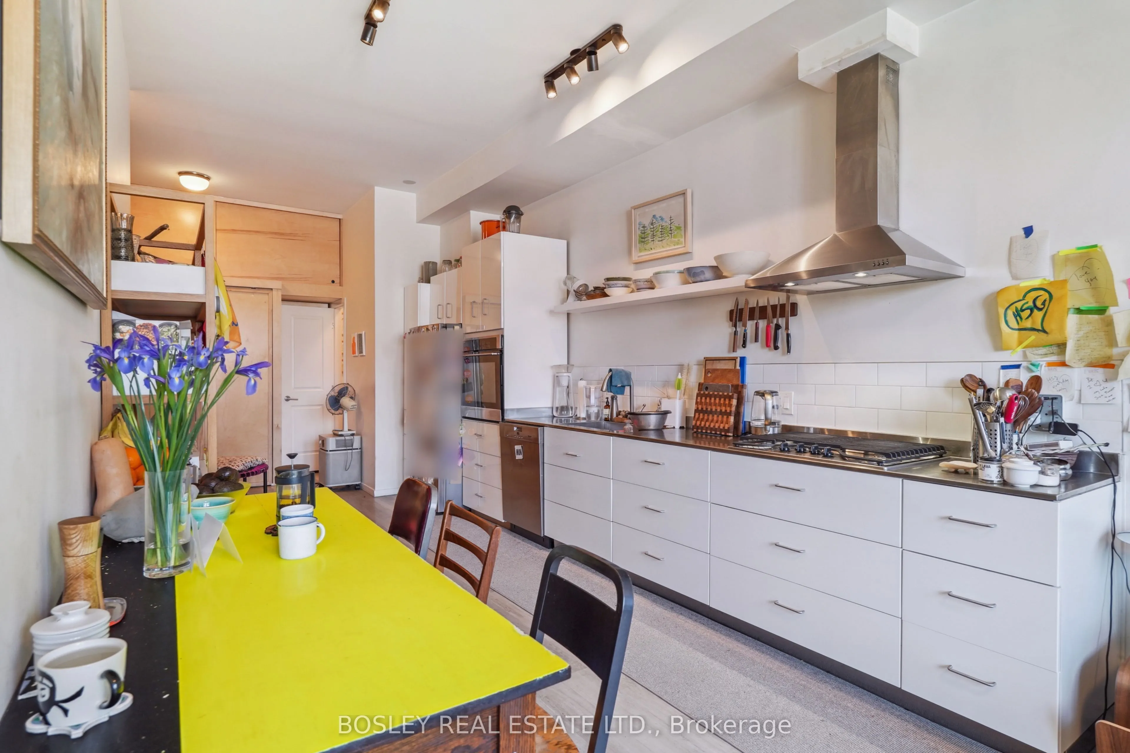 890 Queen Street W
