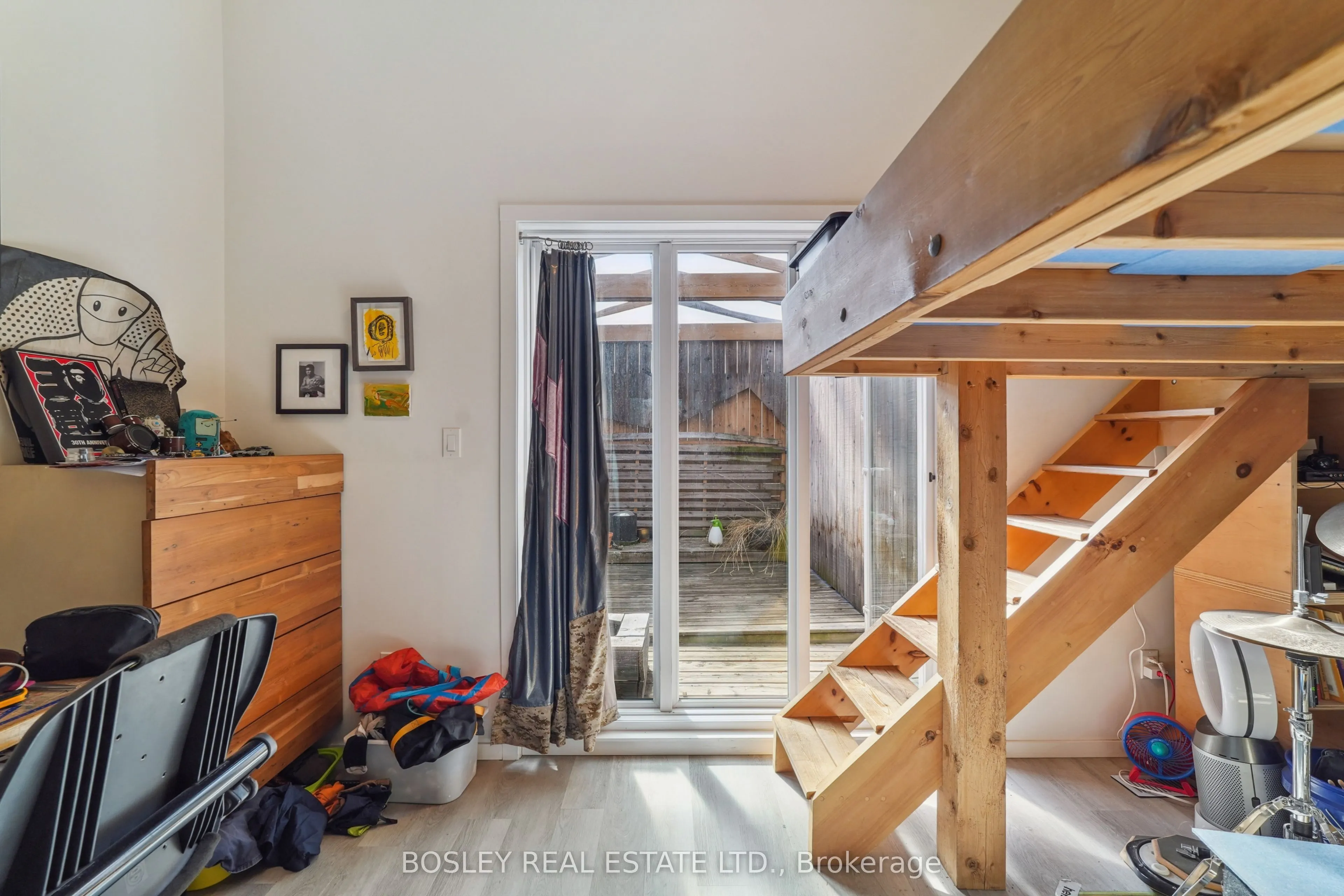 890 Queen Street W