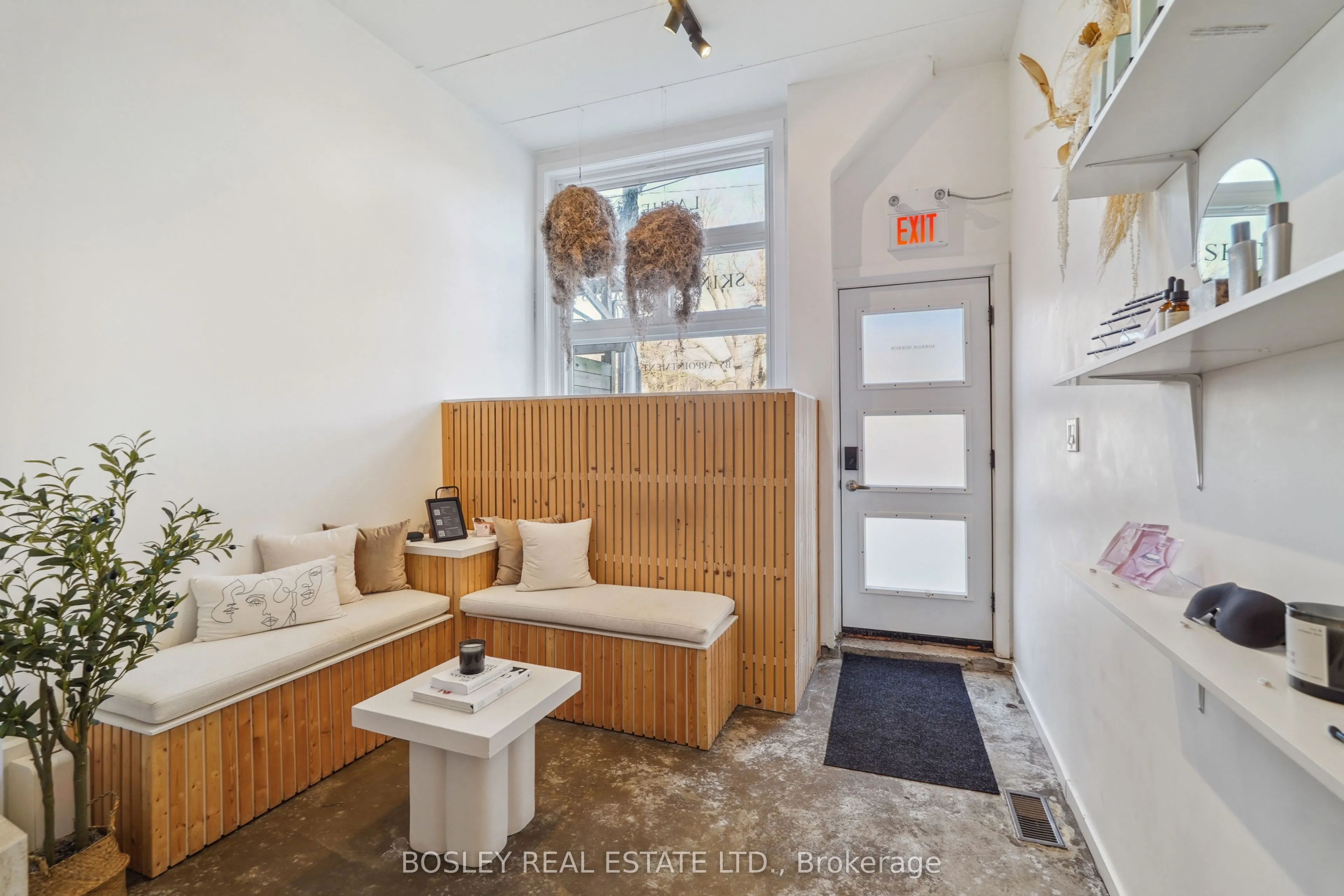 890 Queen Street W