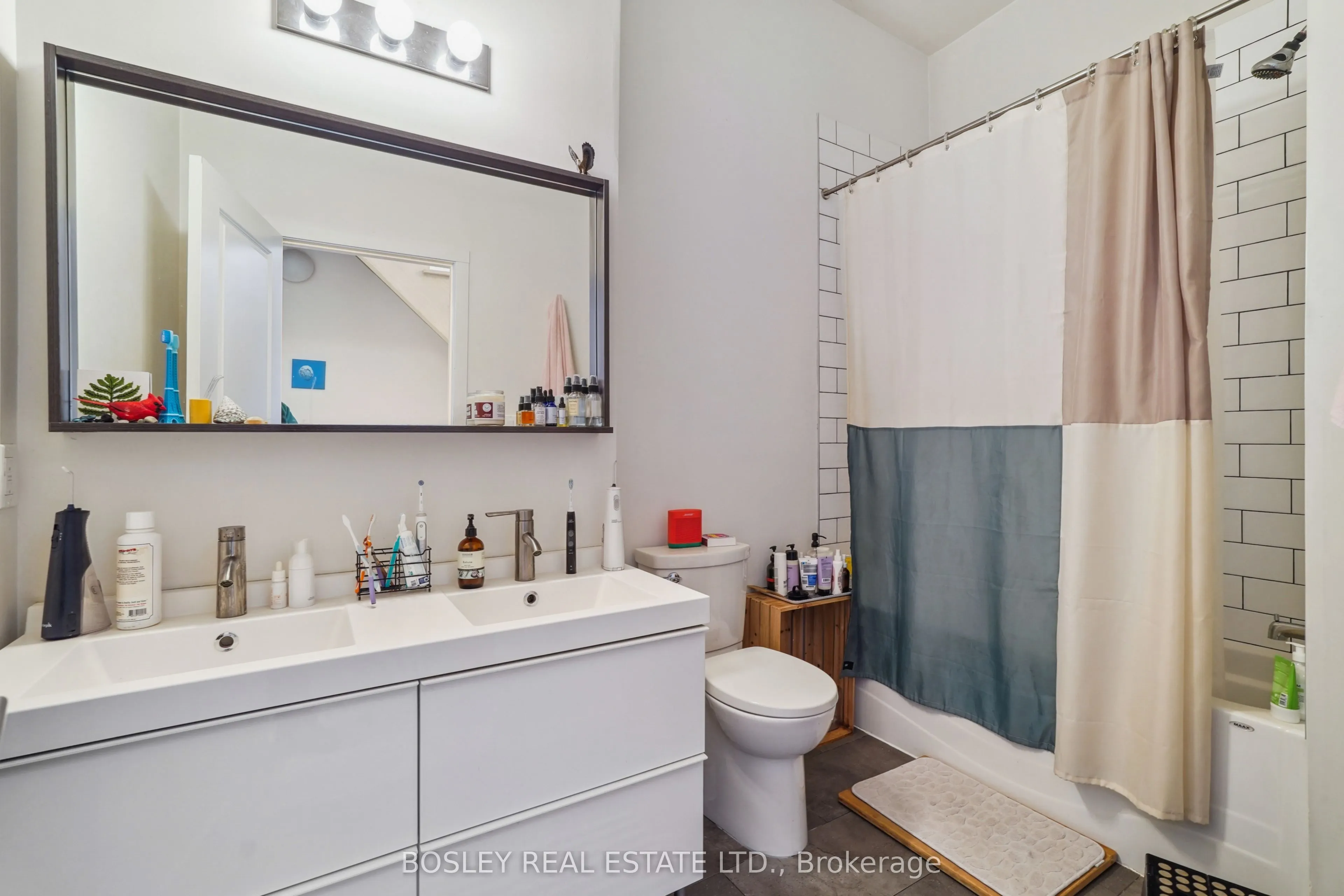 890 Queen Street W