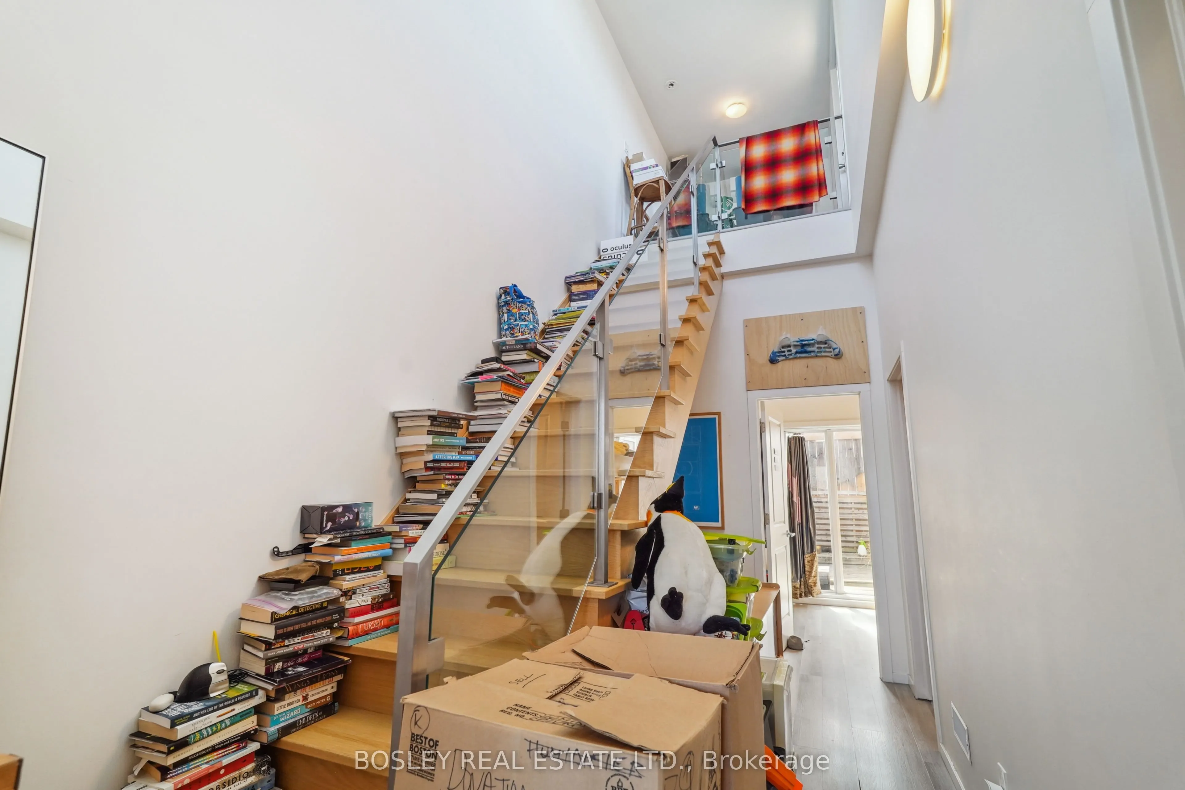 890 Queen Street W