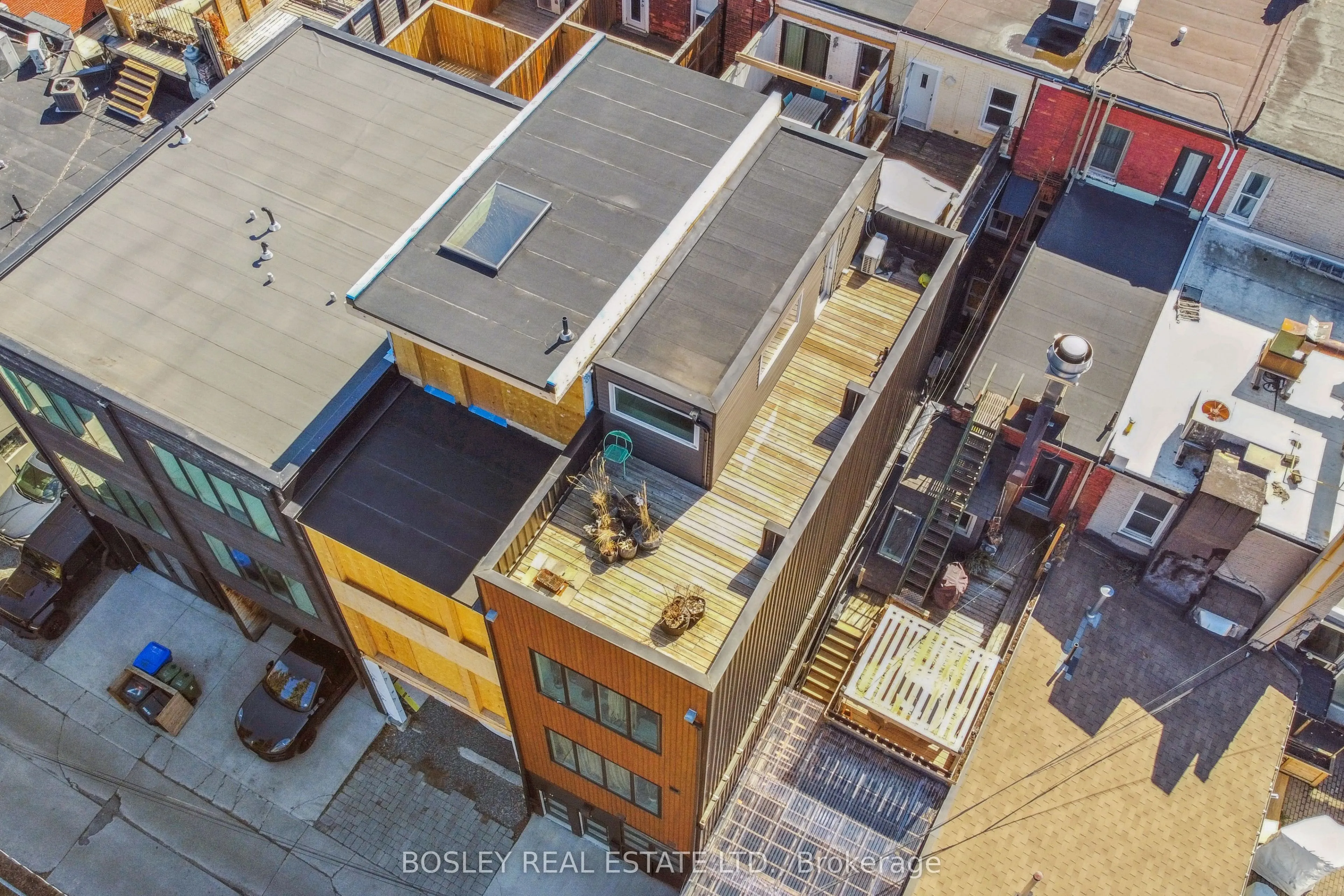 890 Queen Street W
