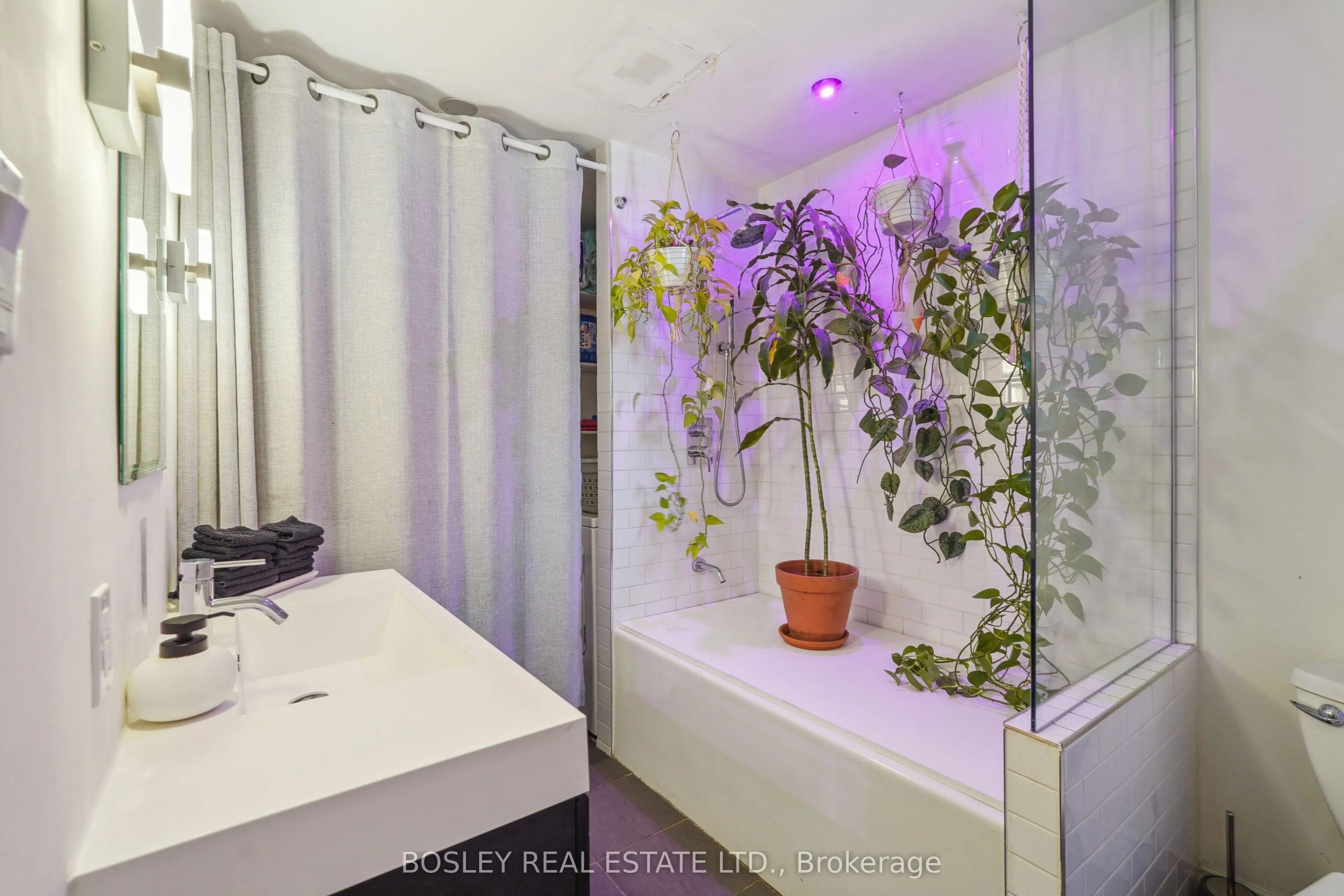 890 Queen Street W