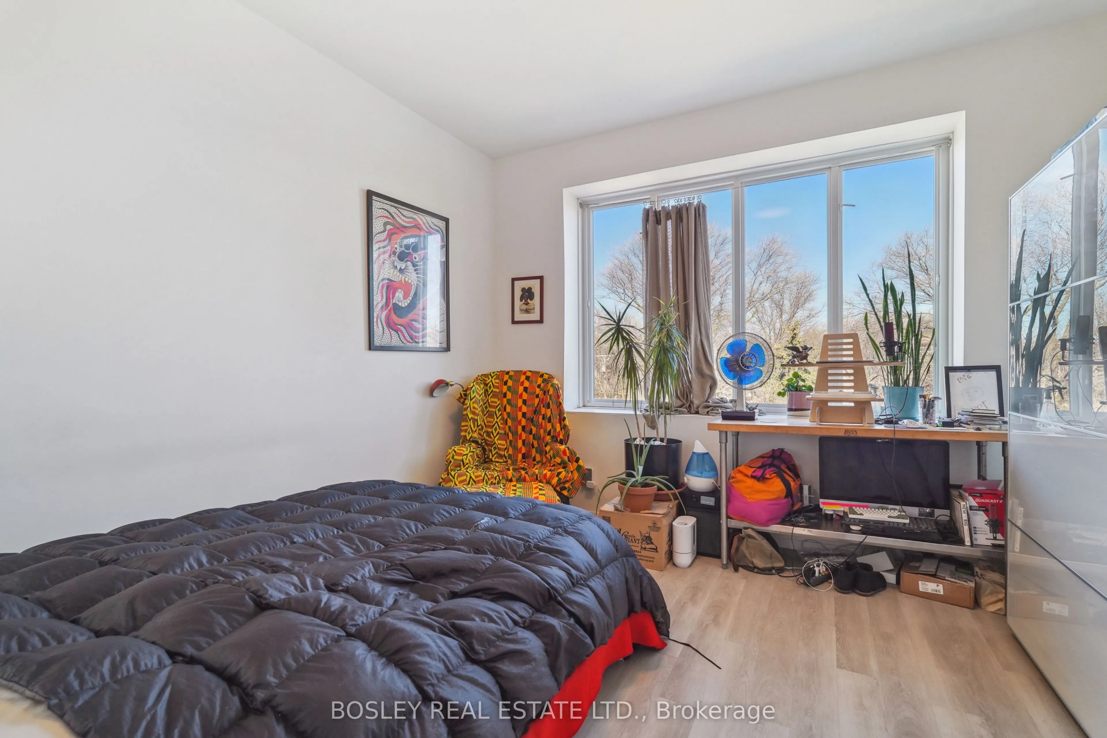 890 Queen Street W