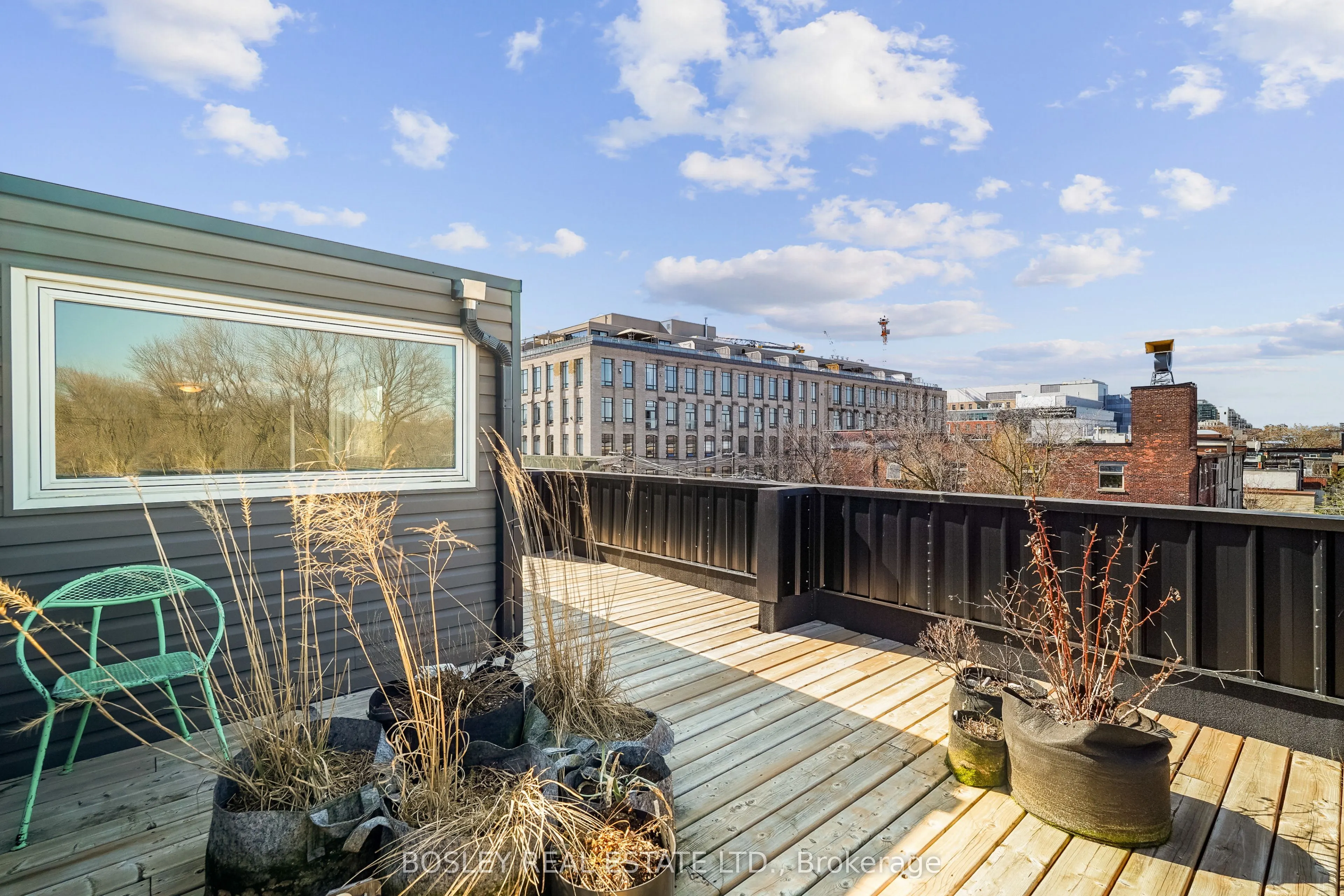 890 Queen Street W