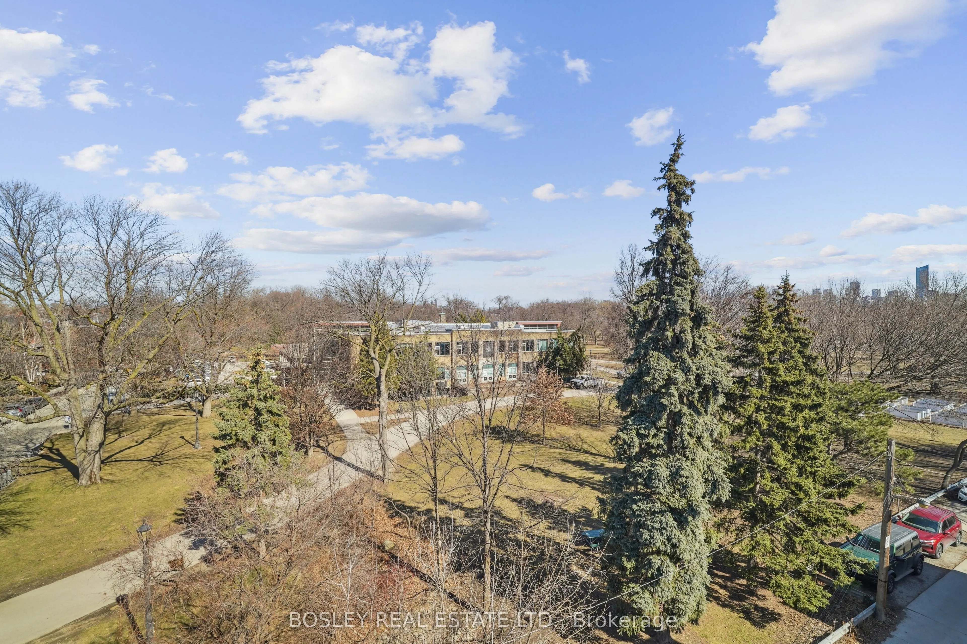 890 Queen Street W