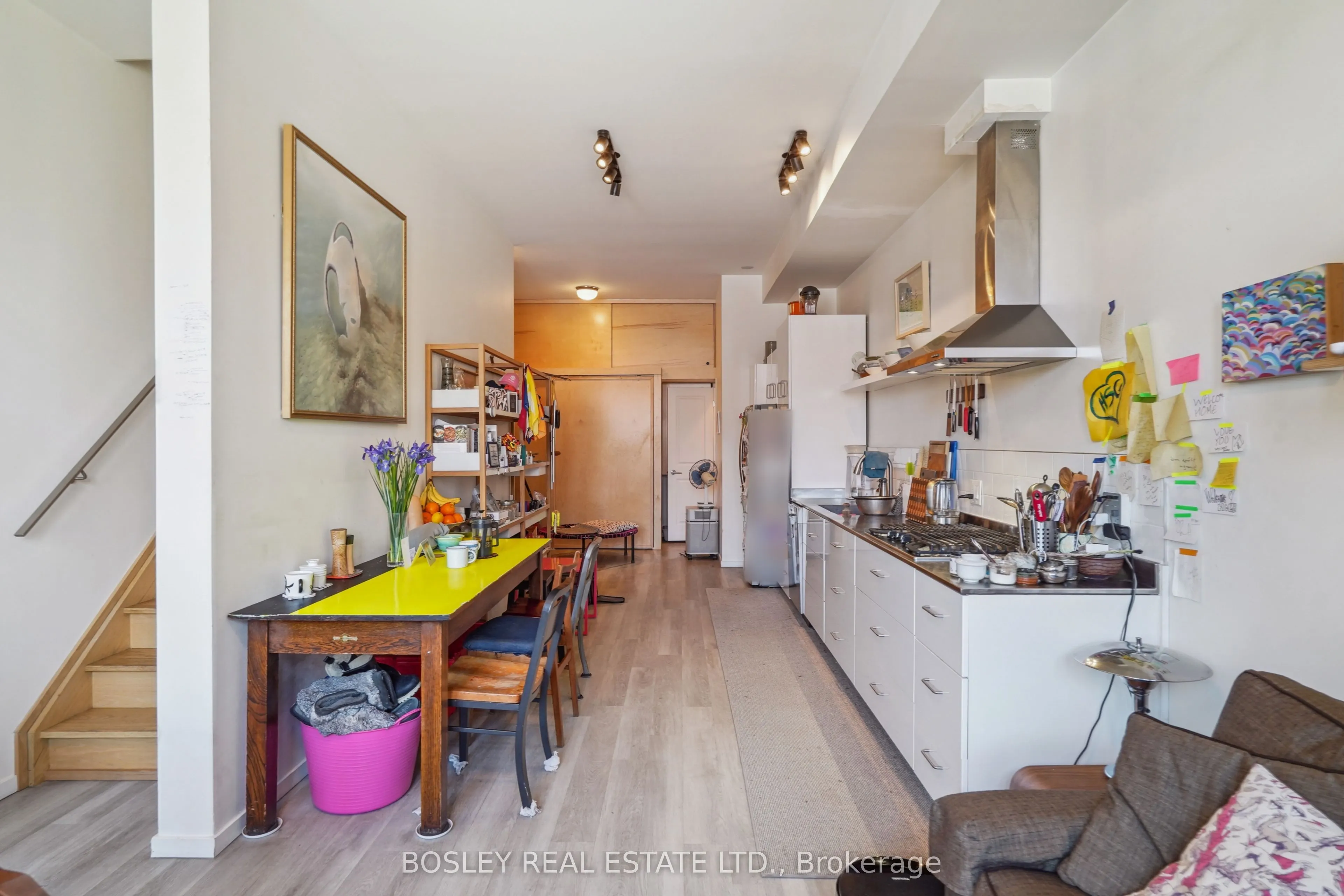 890 Queen Street W