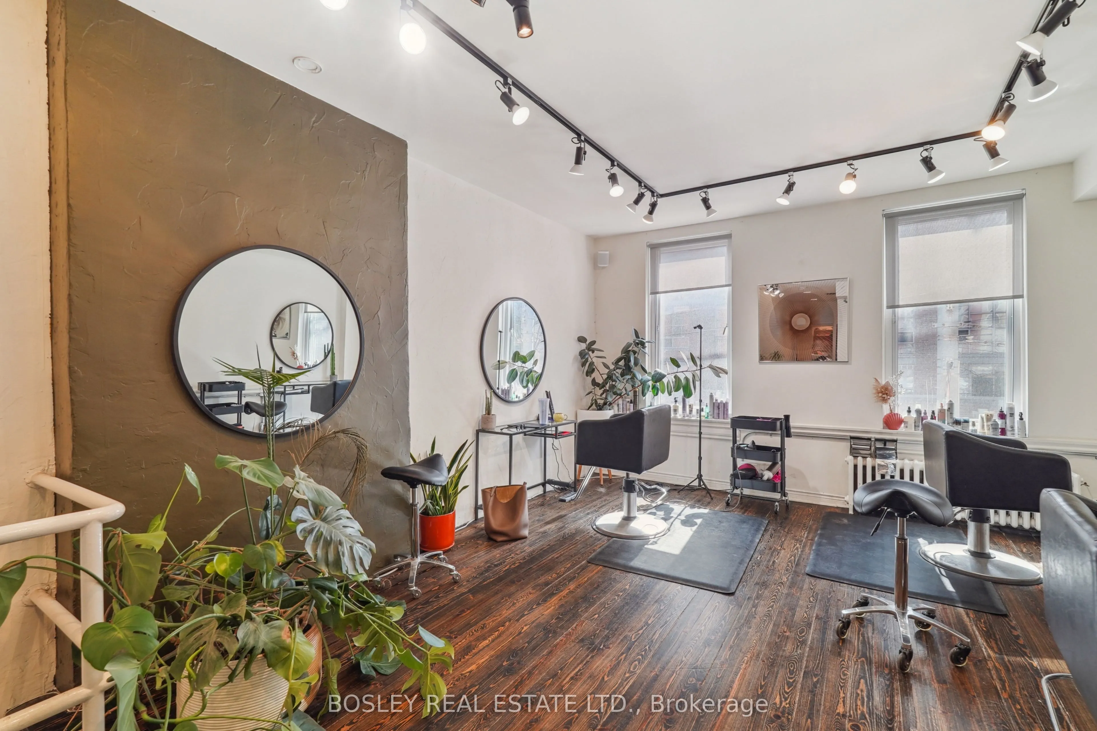 890 Queen Street W