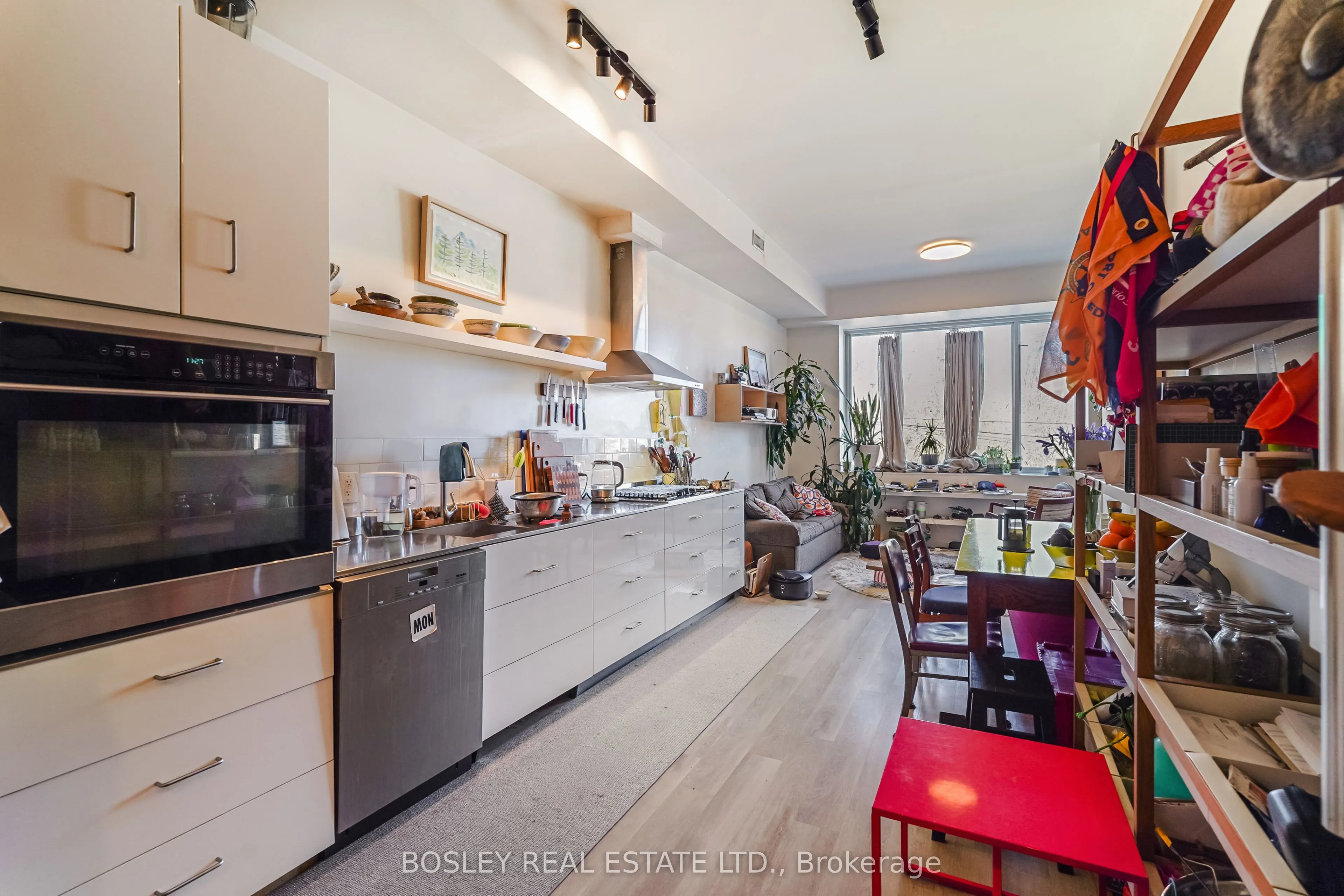 890 Queen Street W