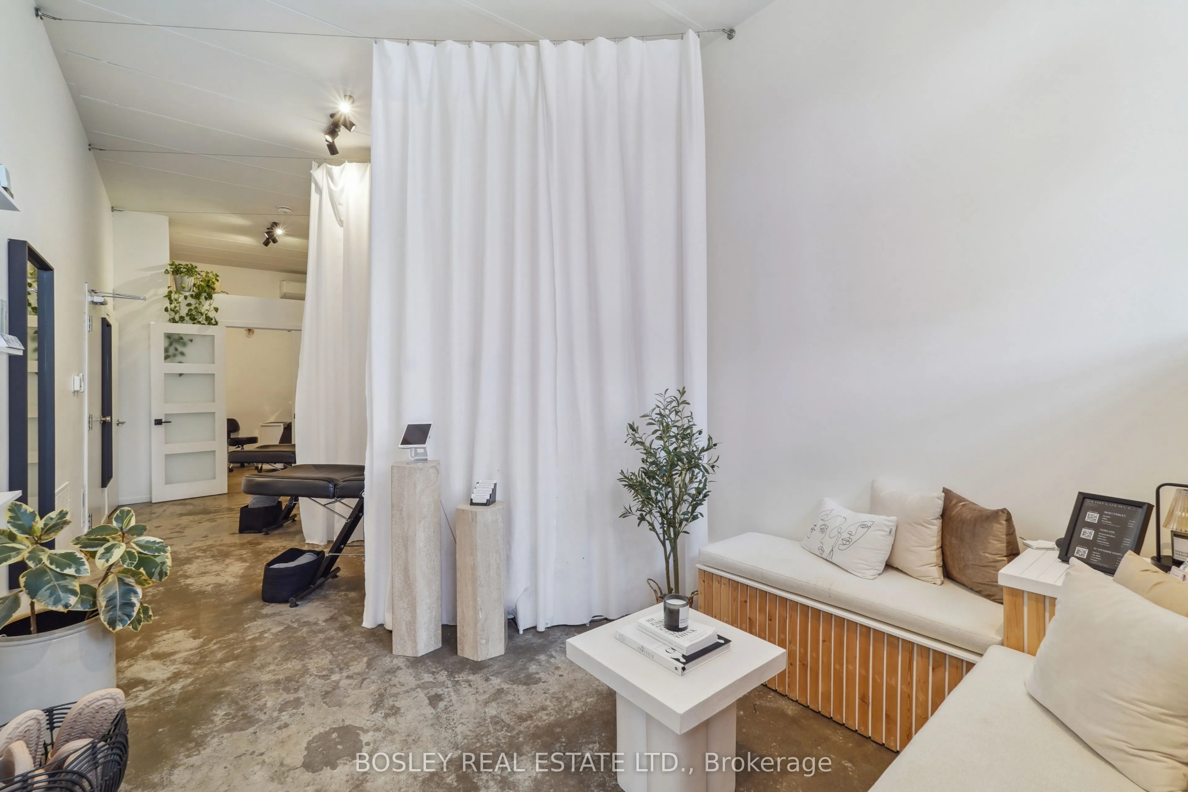 890 Queen Street W