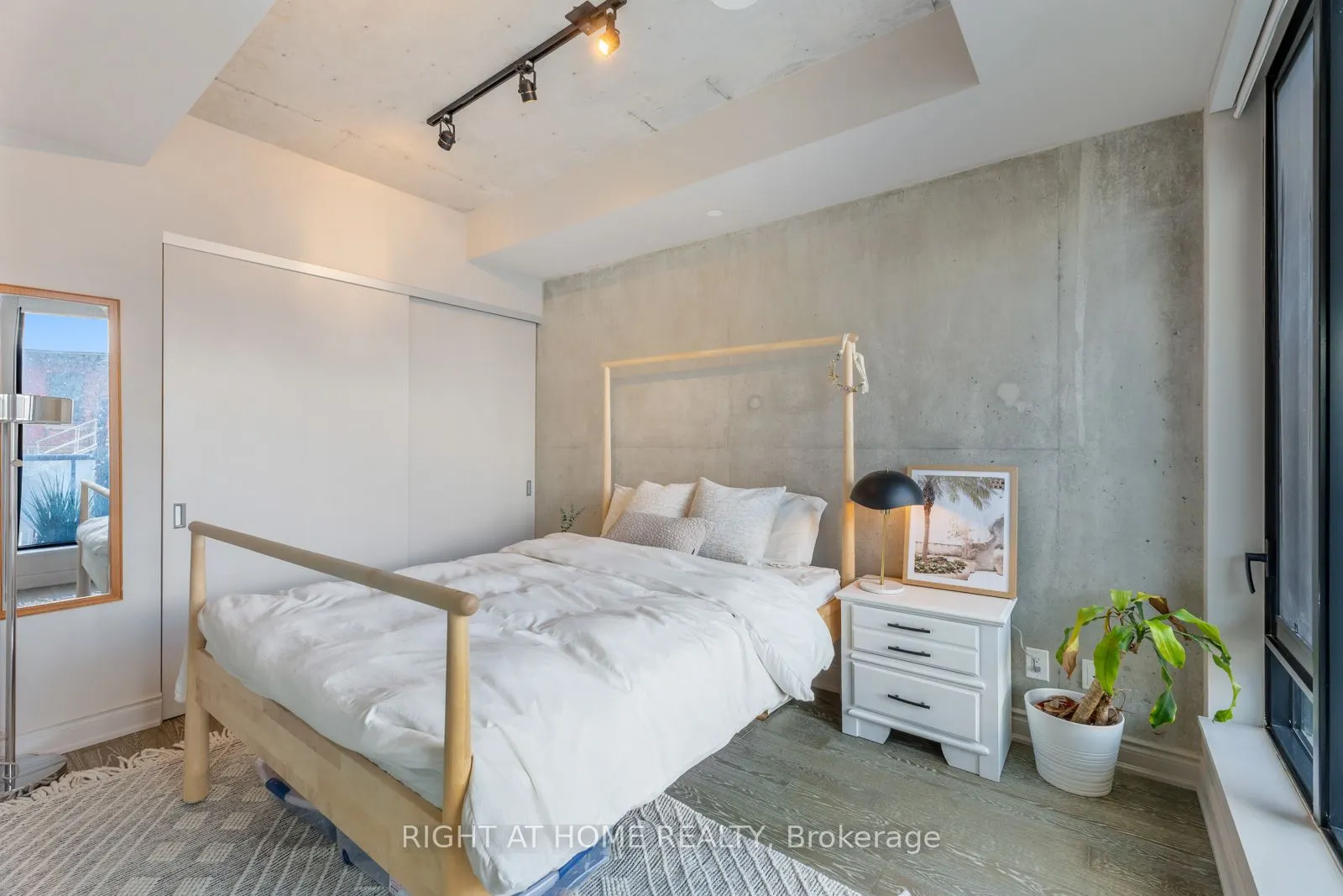 608 Richmond Street W #320