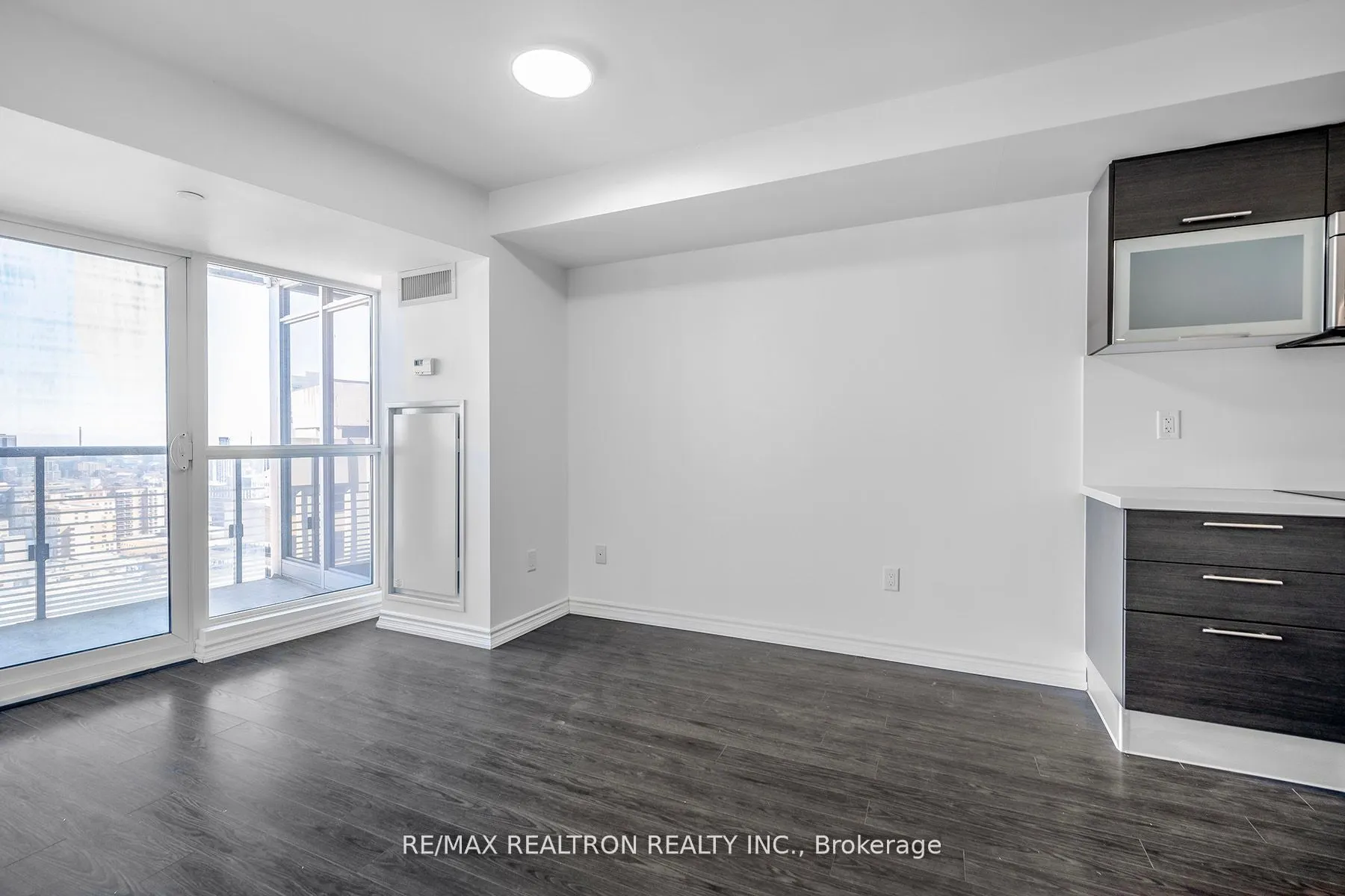 386 Yonge Street, #2105