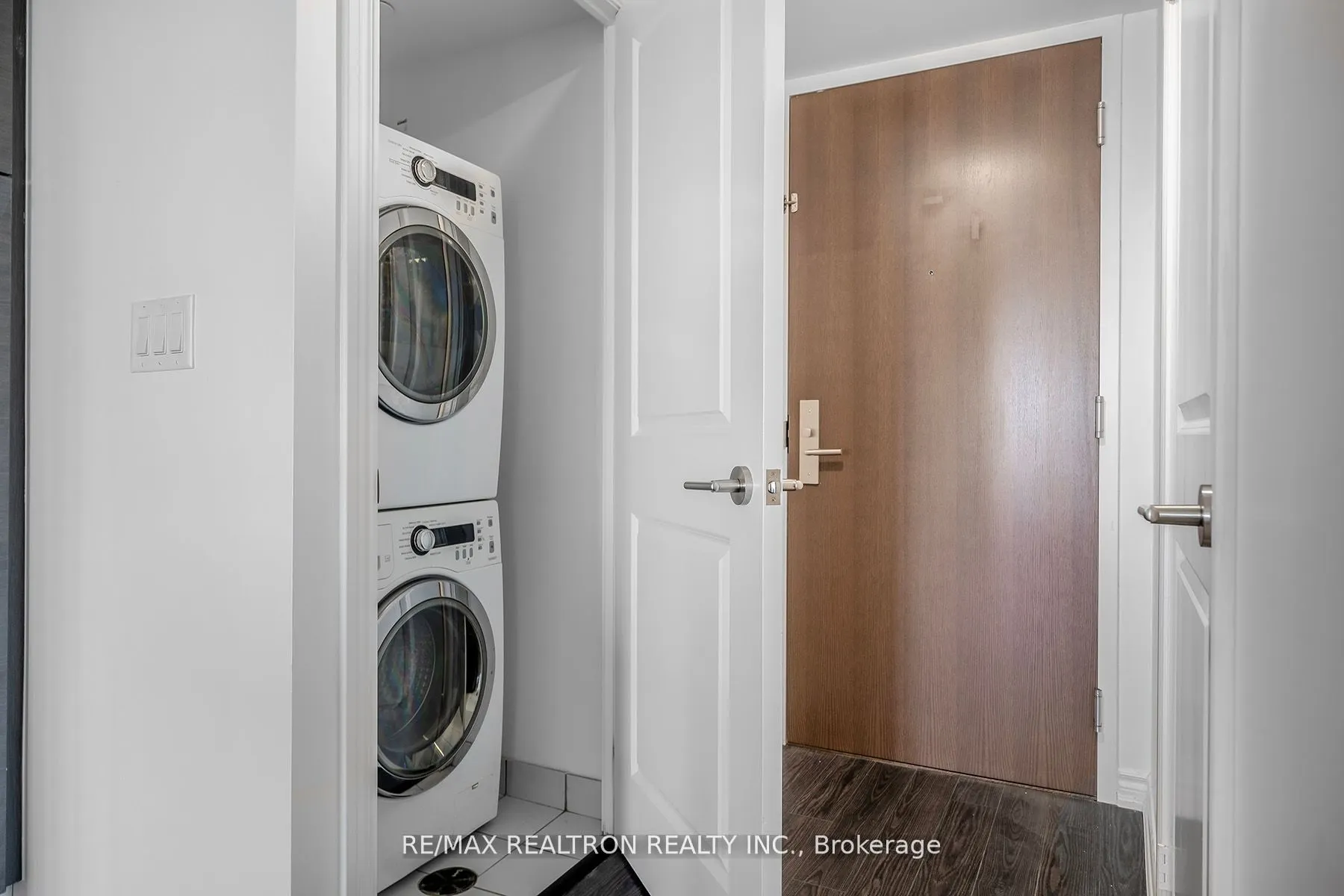 386 Yonge Street, #2105