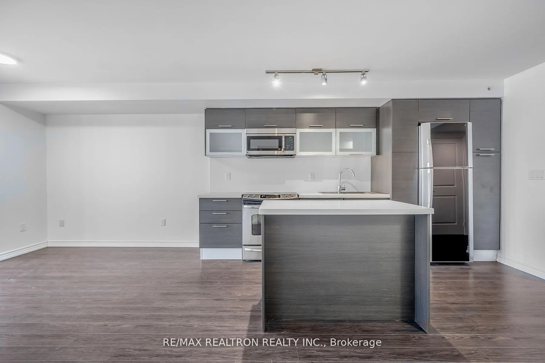 386 Yonge Street, #2105