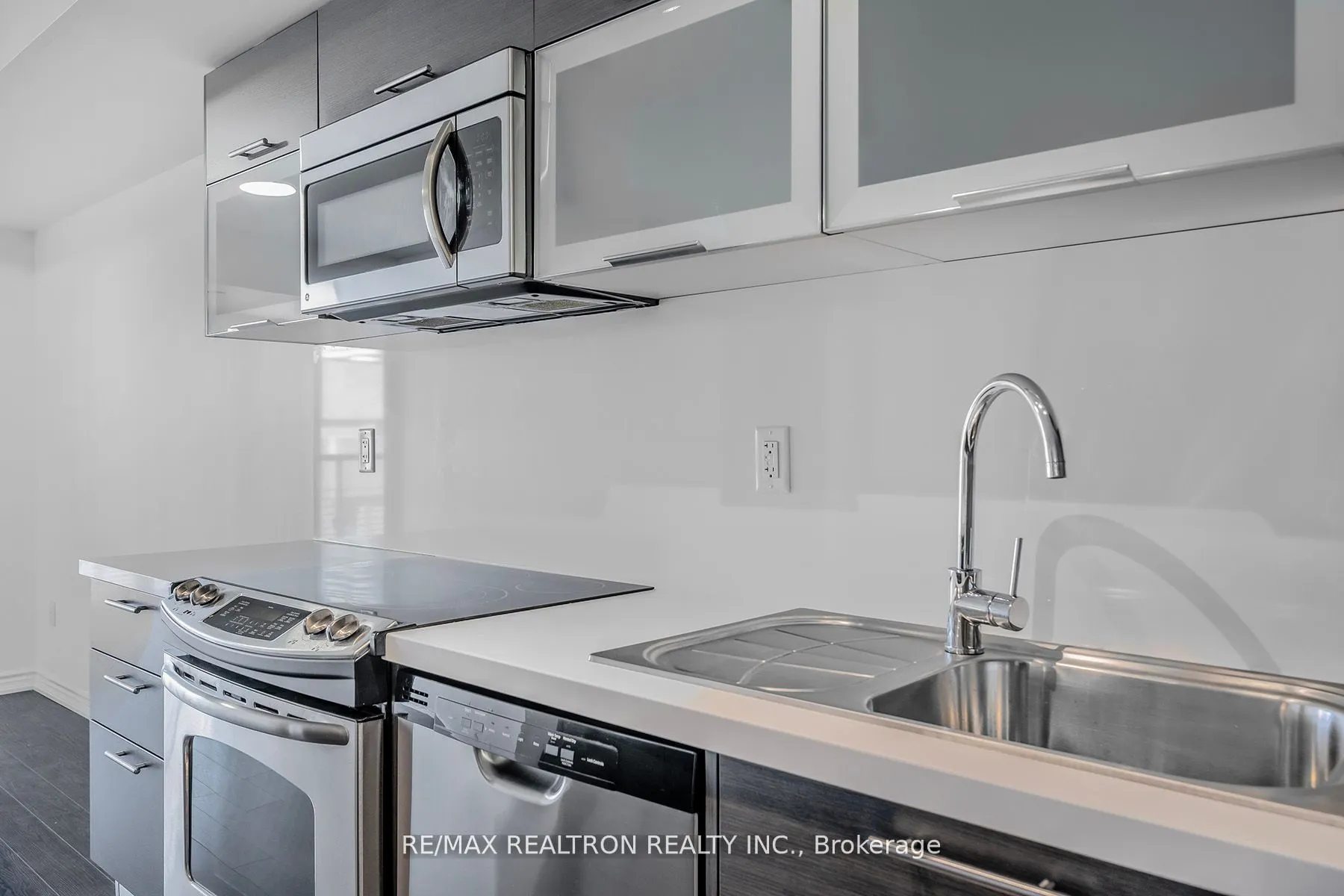 386 Yonge Street, #2105