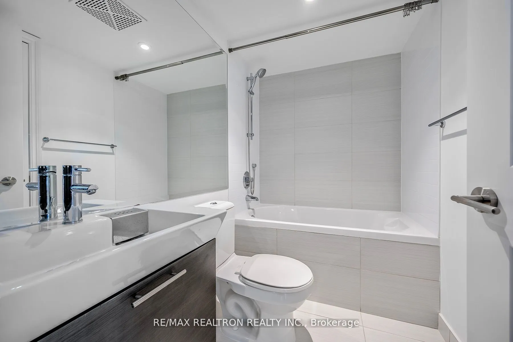 386 Yonge Street, #2105