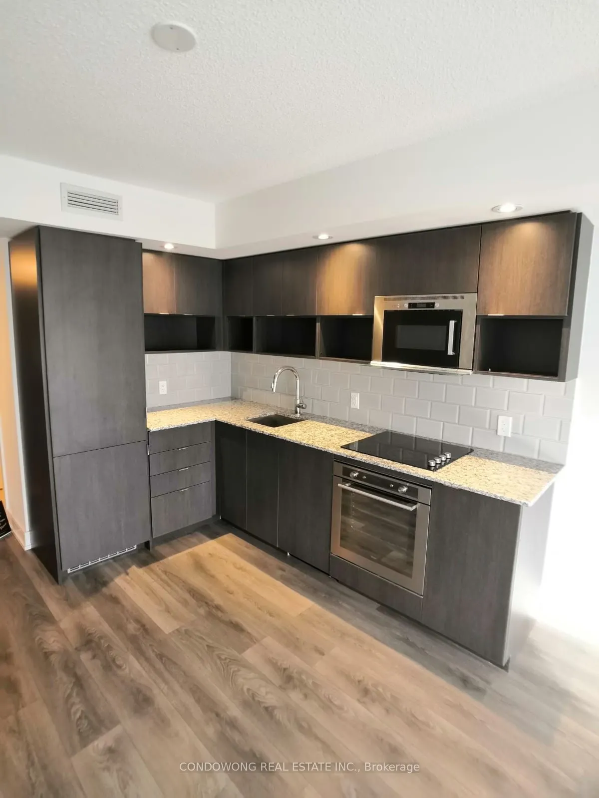 89 McGill Street, #709