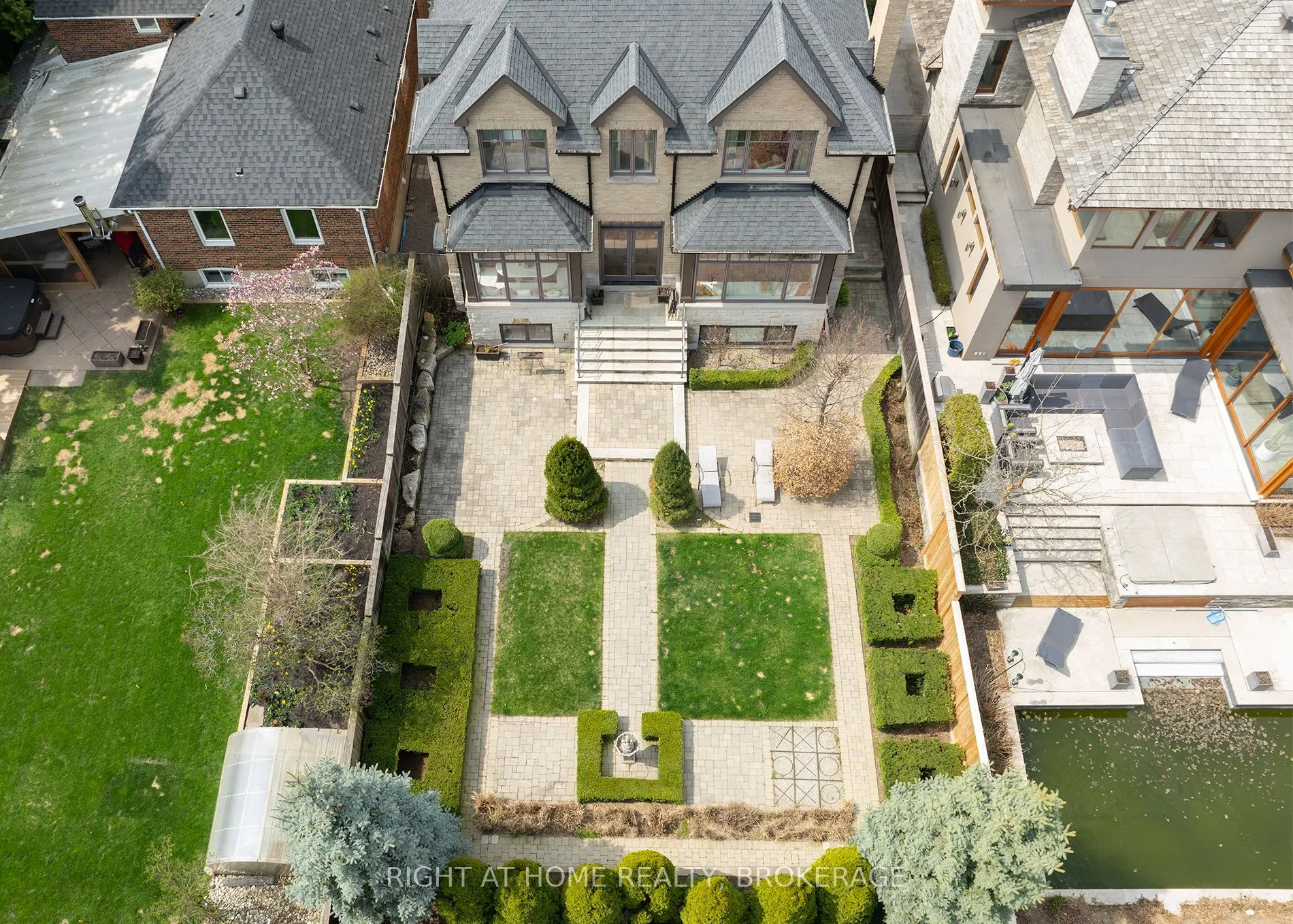 179 Yonge Boulevard