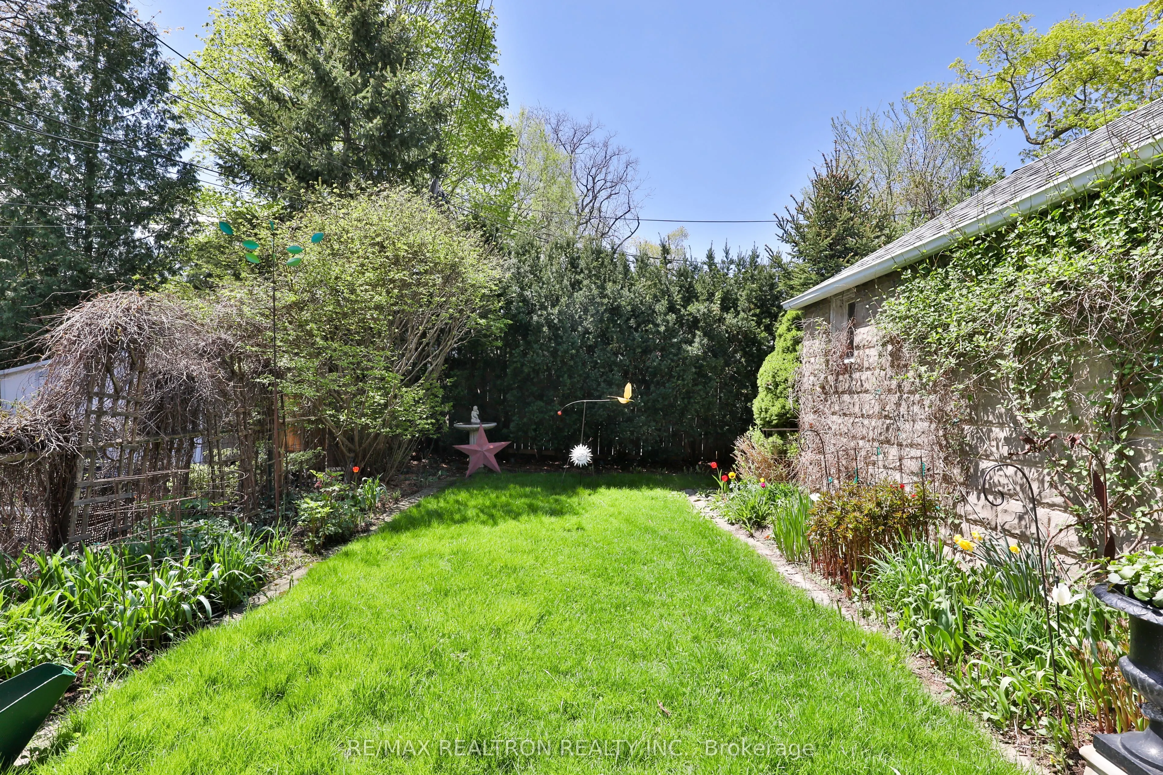 814 Duplex Avenue