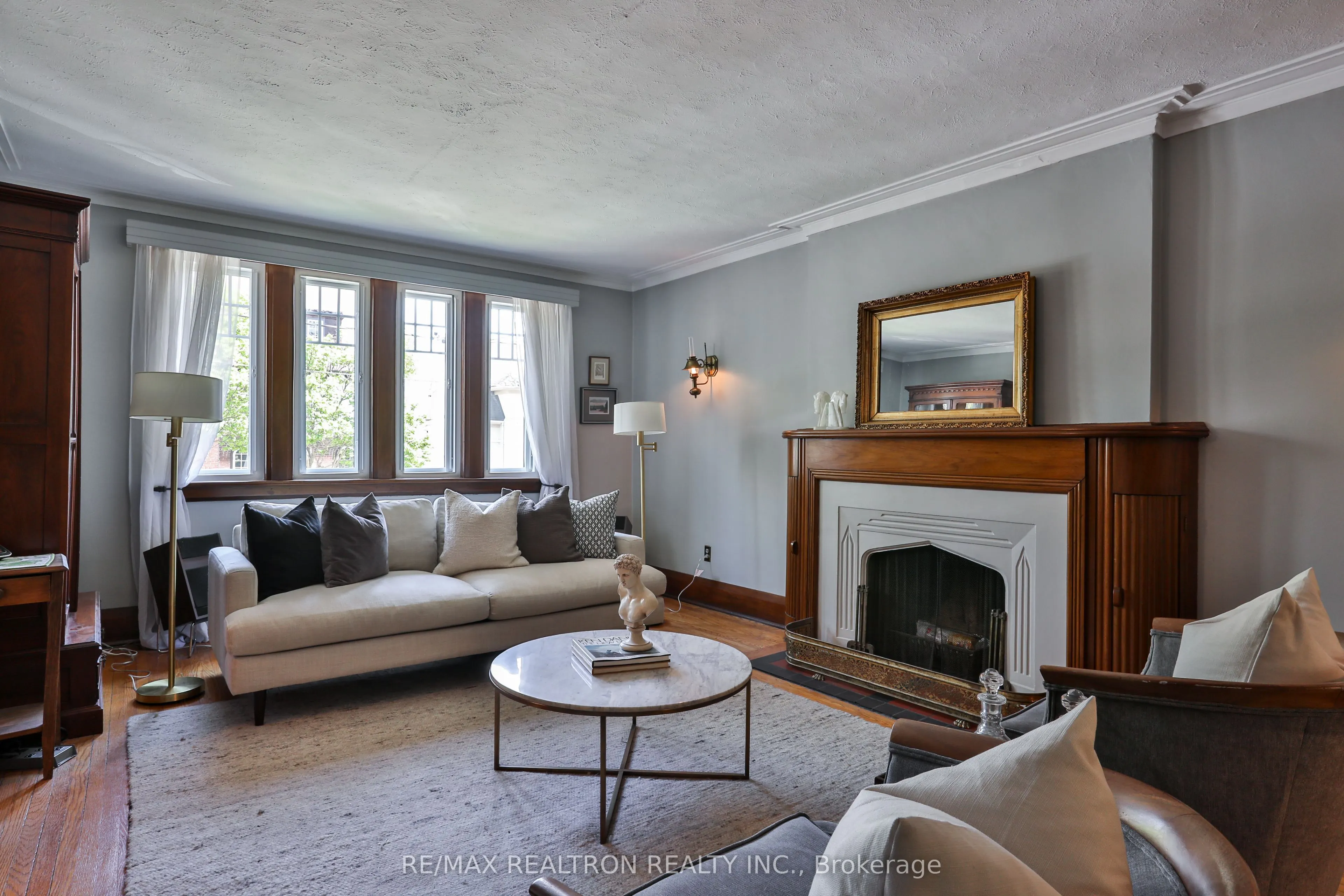 814 Duplex Avenue