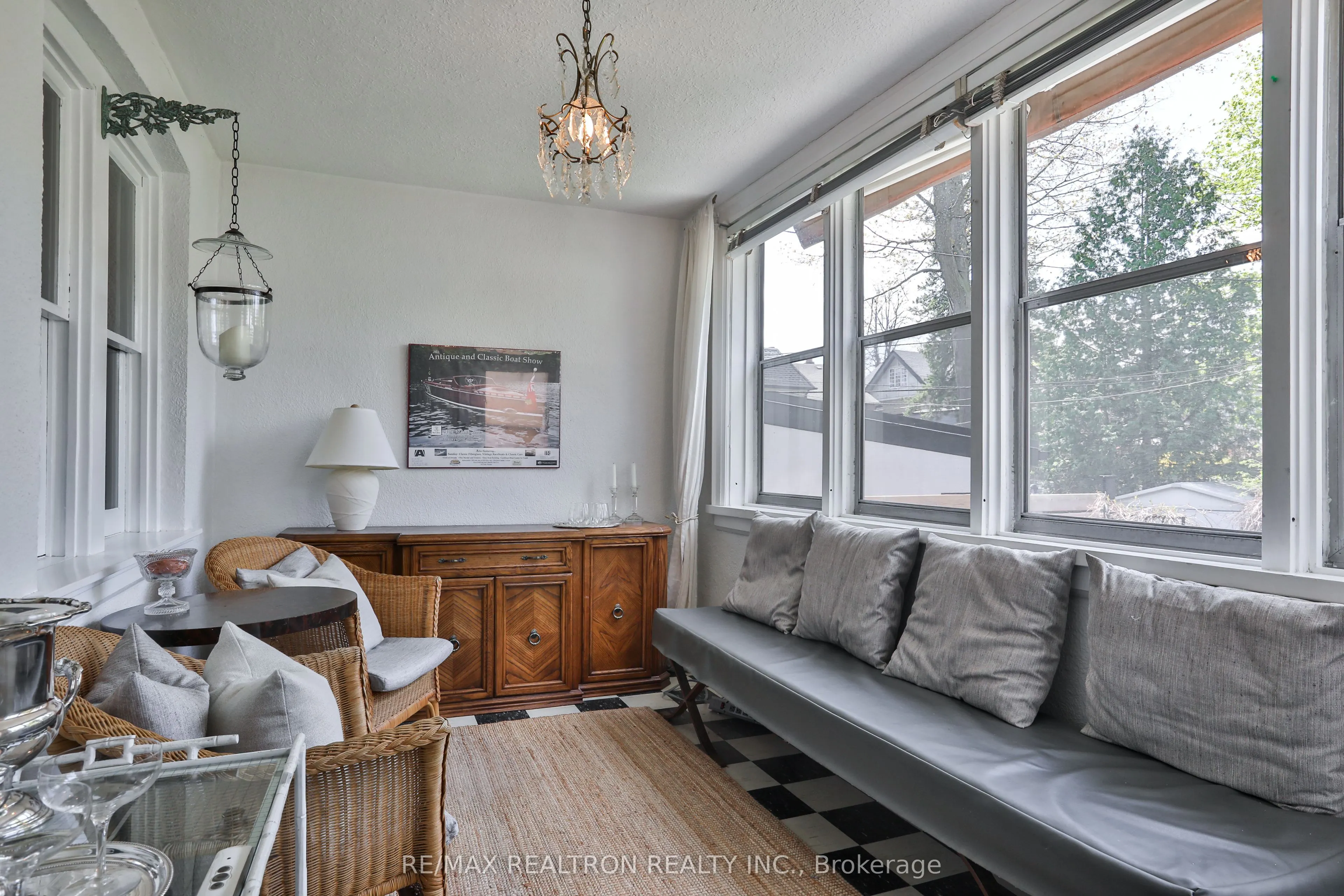 814 Duplex Avenue