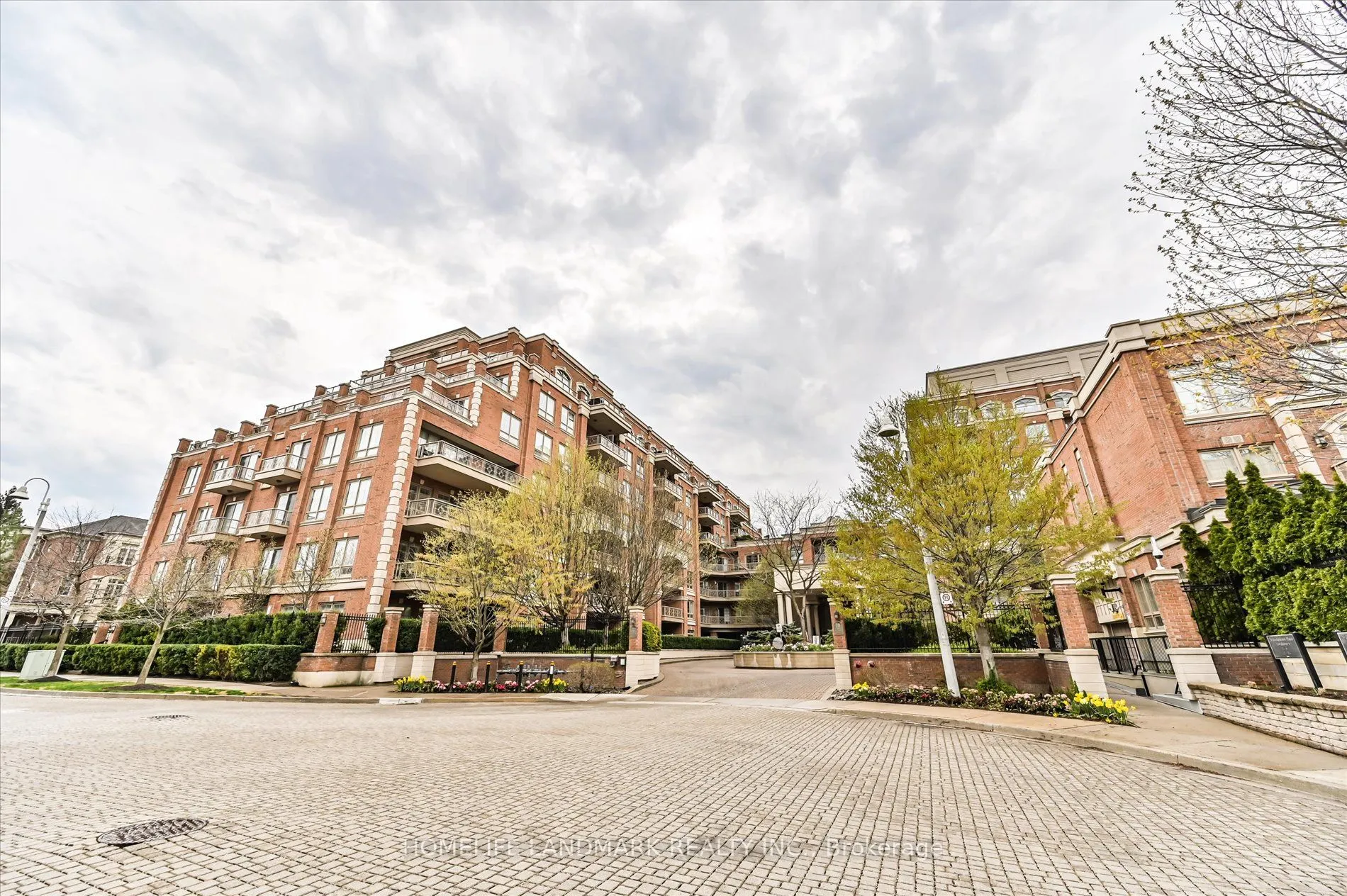 20 Burkebrook Place, #221
