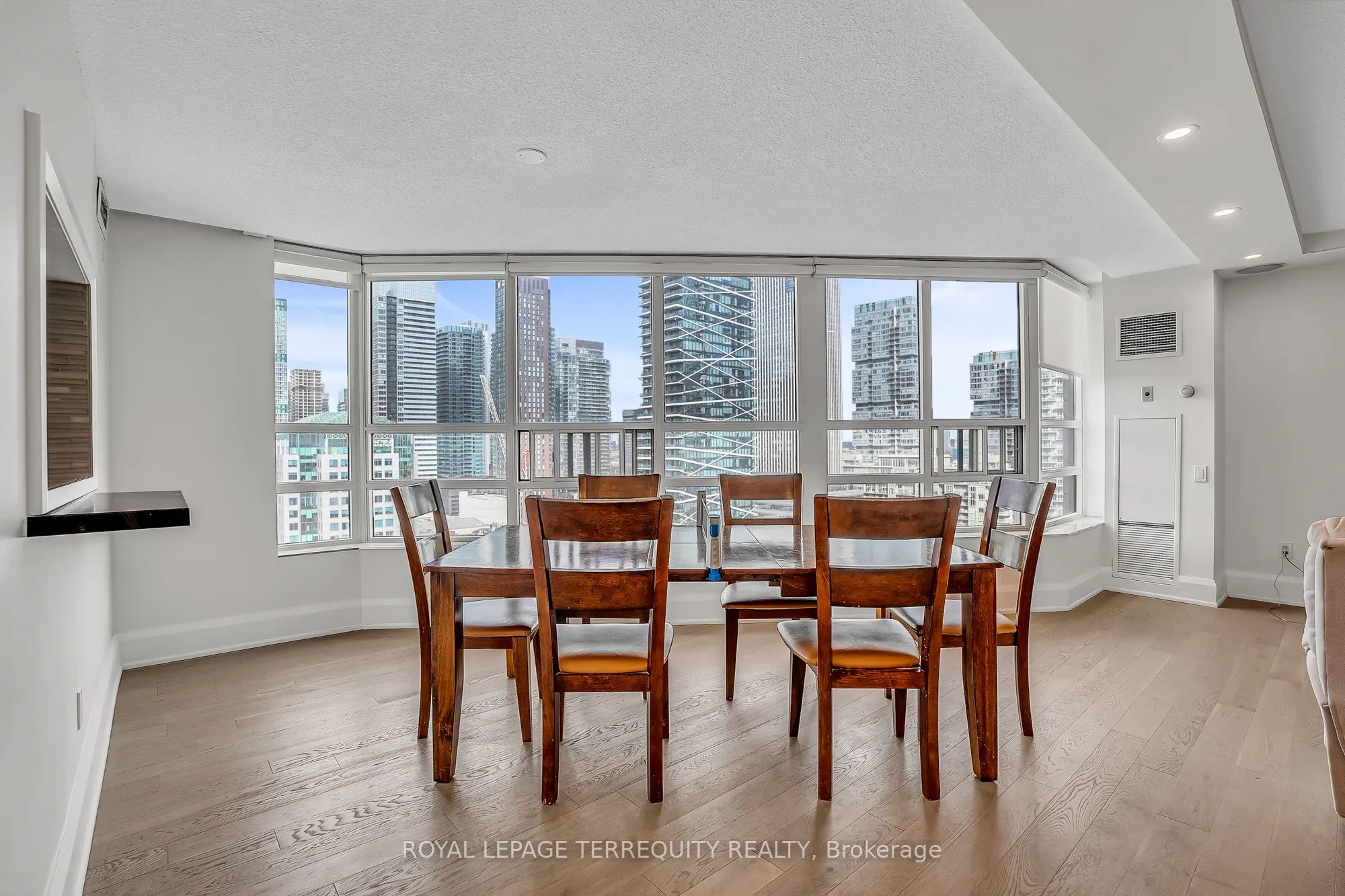 71 Simcoe Street, #2103
