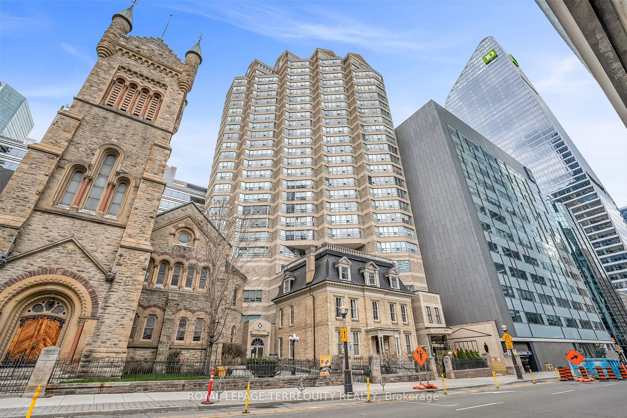 71 Simcoe Street, #2103