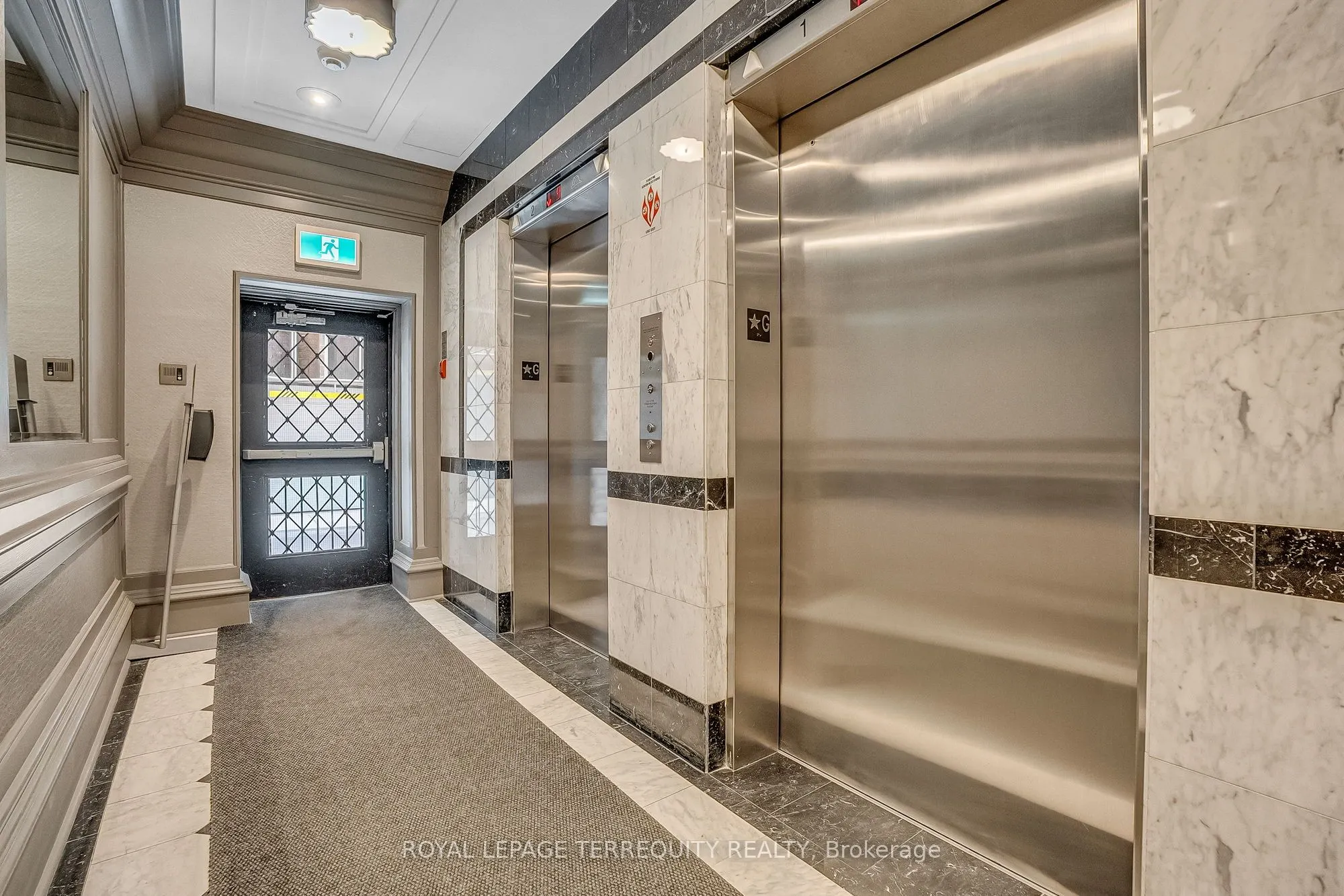71 Simcoe Street, #2103