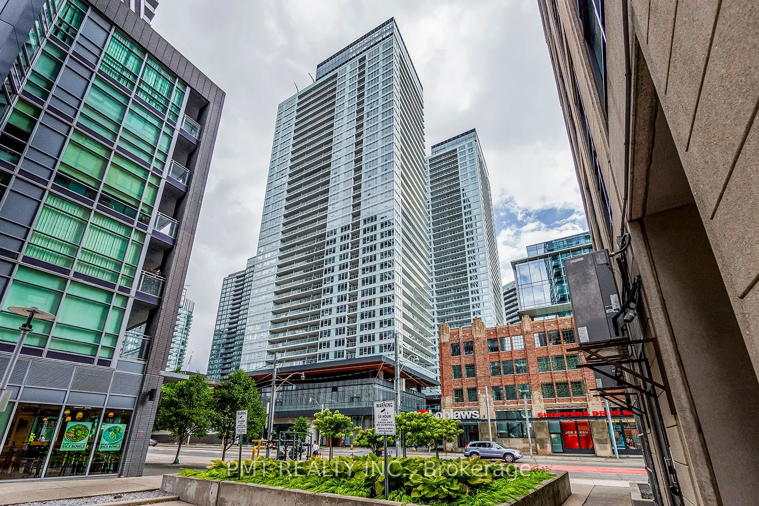 19 Bathurst Street, #906