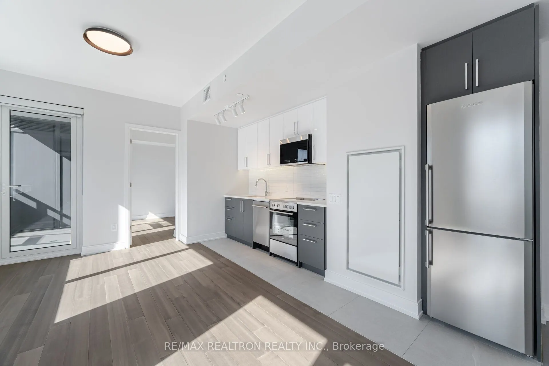 664 Spadina Avenue #201