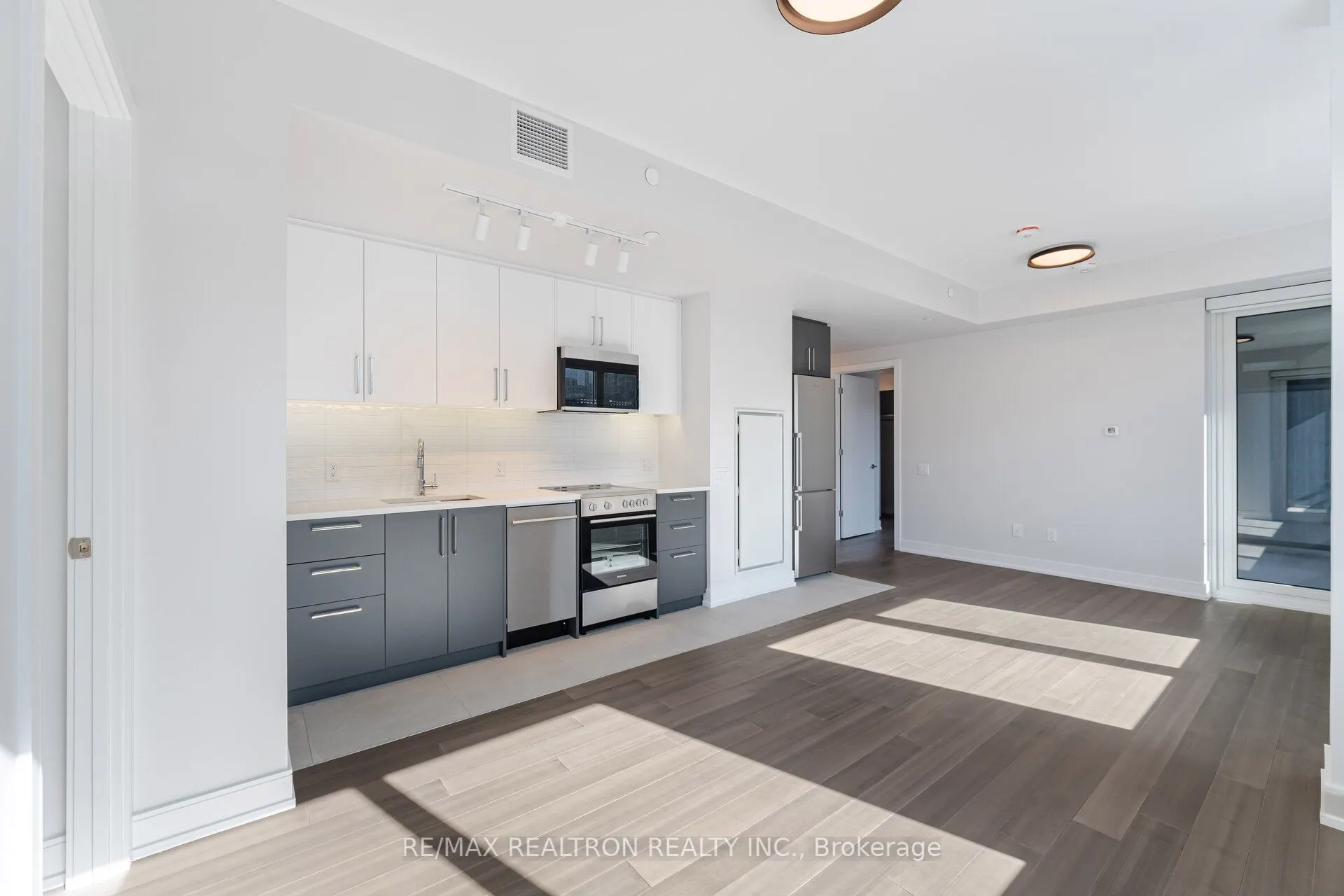 664 Spadina Avenue #201