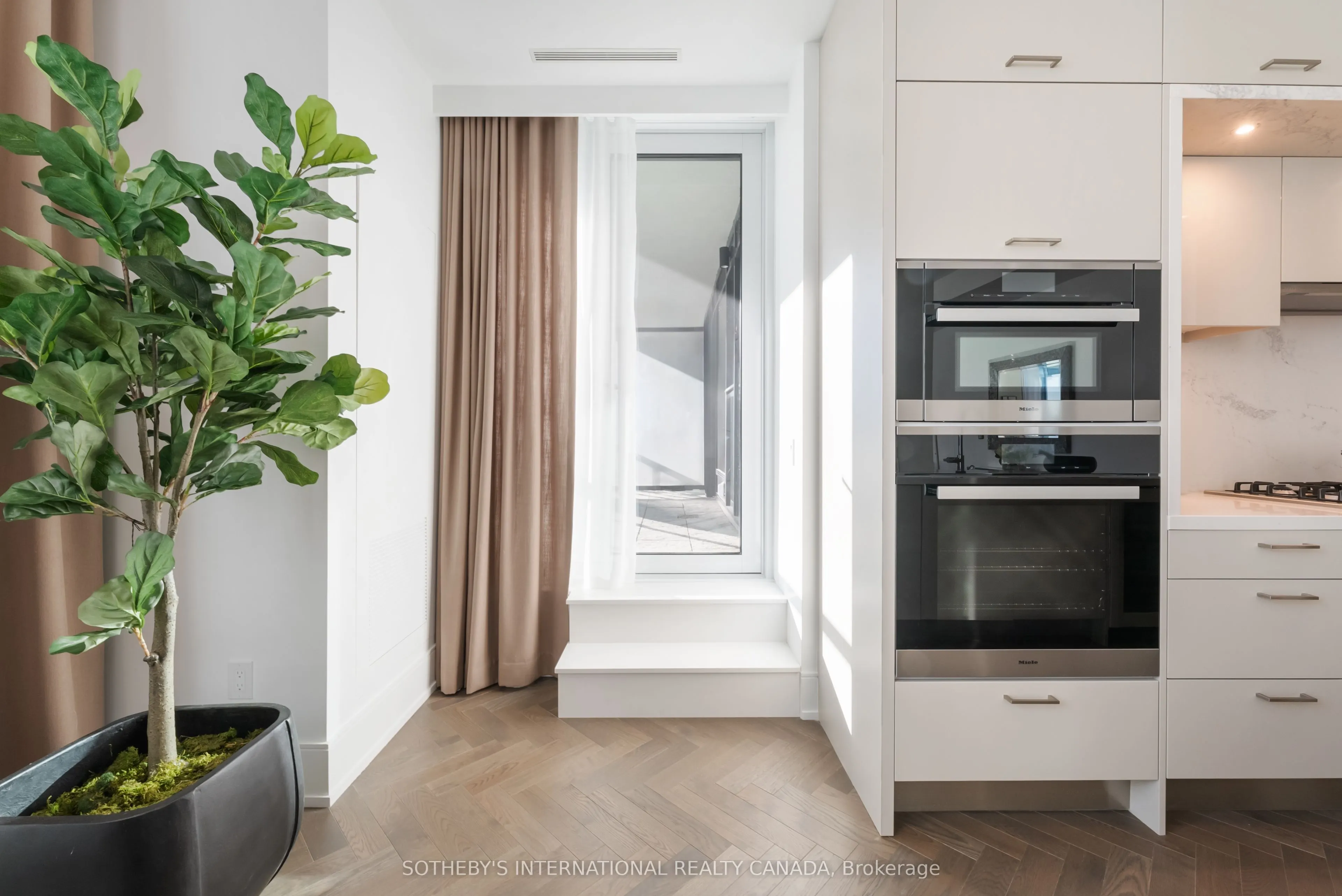 455 Wellington Street W, #1105